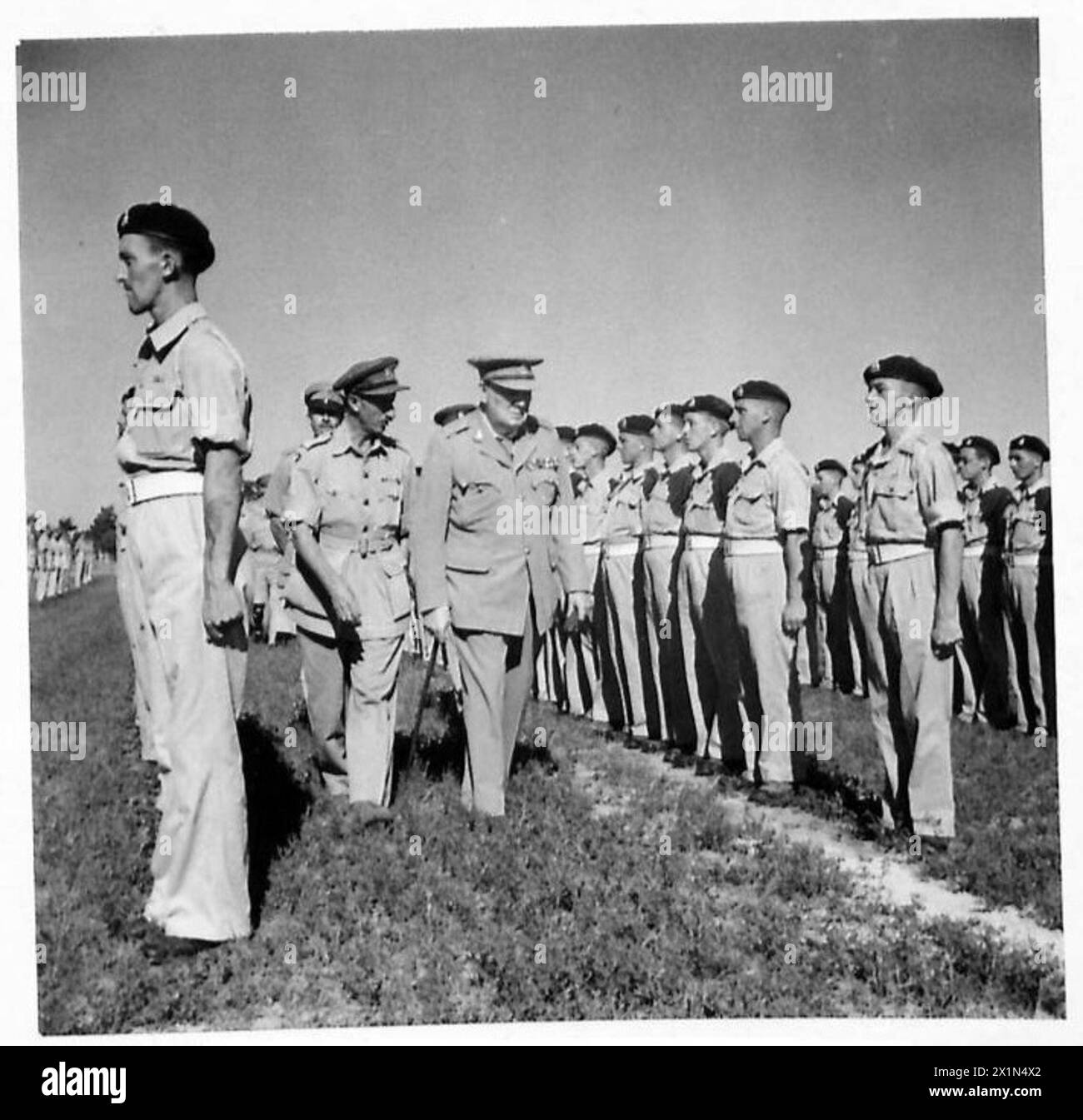 PREMIER MINISTRE EN ITALIE - accompagné du lieutenant. Le colonel R.C. Kidd, O.C. du régiment, Mr. Churchill inspecte les hommes du 4th Queen's Own Hussars de l'armée britannique Banque D'Images