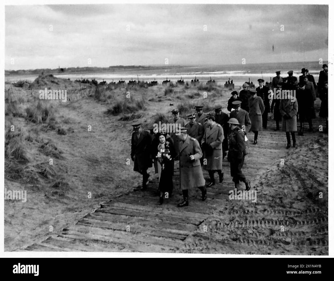 L'ARMÉE POLONAISE EN GRANDE-BRETAGNE, 1940-1947 - photographie prise lors de l'inspection du parti royal des forces polonaises en Écosse. La partie royale lors d'une inspection des défenses côtières tenues par le 1er corps polonais à Barry Links, le 8 mars 1941. Première rangée, de gauche à droite : le général Robert Carrington, le commandant en chef du Commandement écossais ; le roi George VI ; la reine Elizabeth ; le général Władysław Sikorski, le C-in-C des forces armées polonaises. Deuxième rangée : le général Marian Kukiel, commandant du 1er corps, est deuxième à partir de la gauche. Noir et blanc, armée britannique, armée polonaise, Polis Banque D'Images