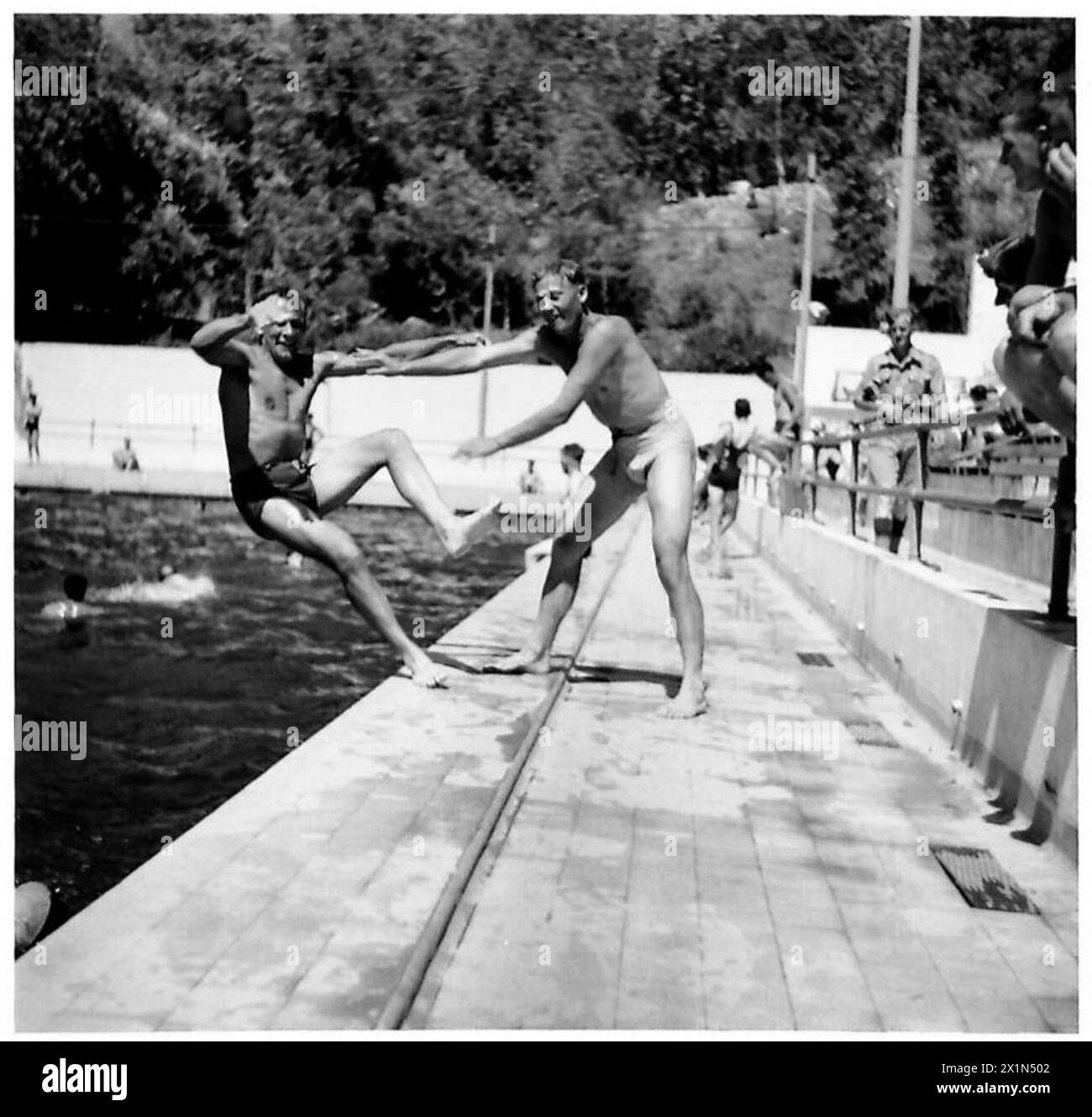 Les troupes britanniques profitent de la piscine de Constantine, alimentée par une source minérale à 93°F, entourée de végétation magnifique. Banque D'Images