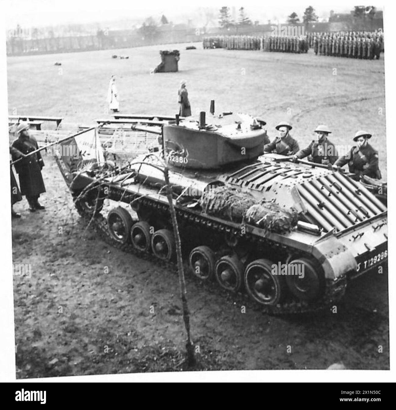 Des volontaires polonais de Porto Alegre, au Brésil, prêtent serment sur un char de la Saint-Valentin (T 1292860) au Centre d'entraînement de l'armée polonaise à Alyth, 66e bataillon, 16e brigade de chars, 1er corps polonais, armée polonaise. Banque D'Images