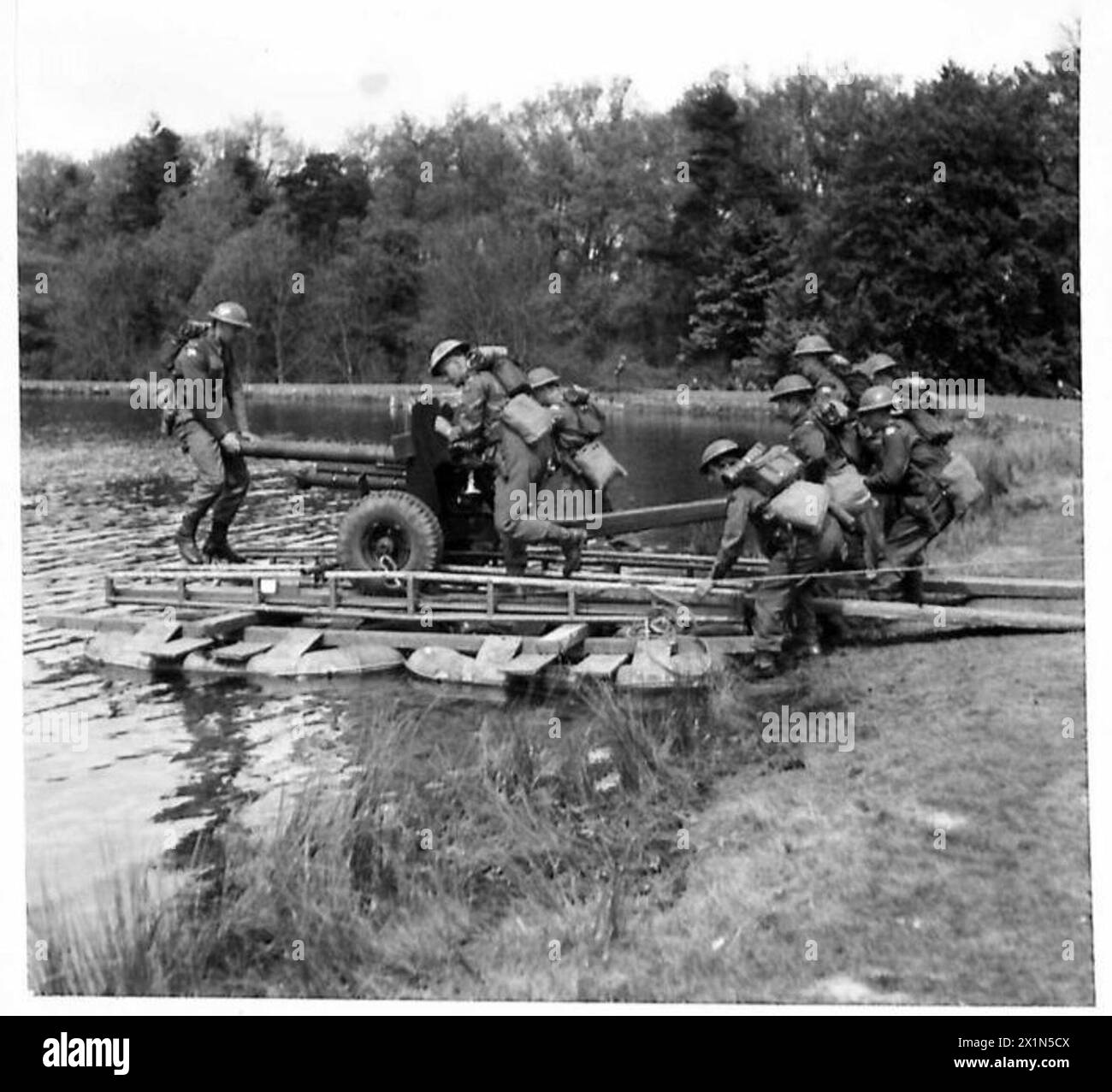 Les hommes chargent un canon antichar de 6 livres sur un bateau d'assaut pour le transport, l'armée britannique. Banque D'Images