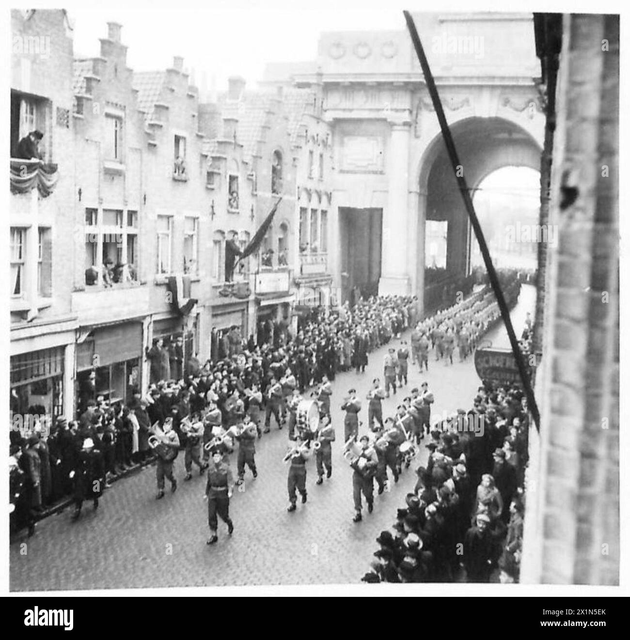 Vue d'ensemble du service commémoratif tenu à la porte de Menin à Ypres, en présence du personnel de l'armée britannique du 21e groupe d'armées. Banque D'Images