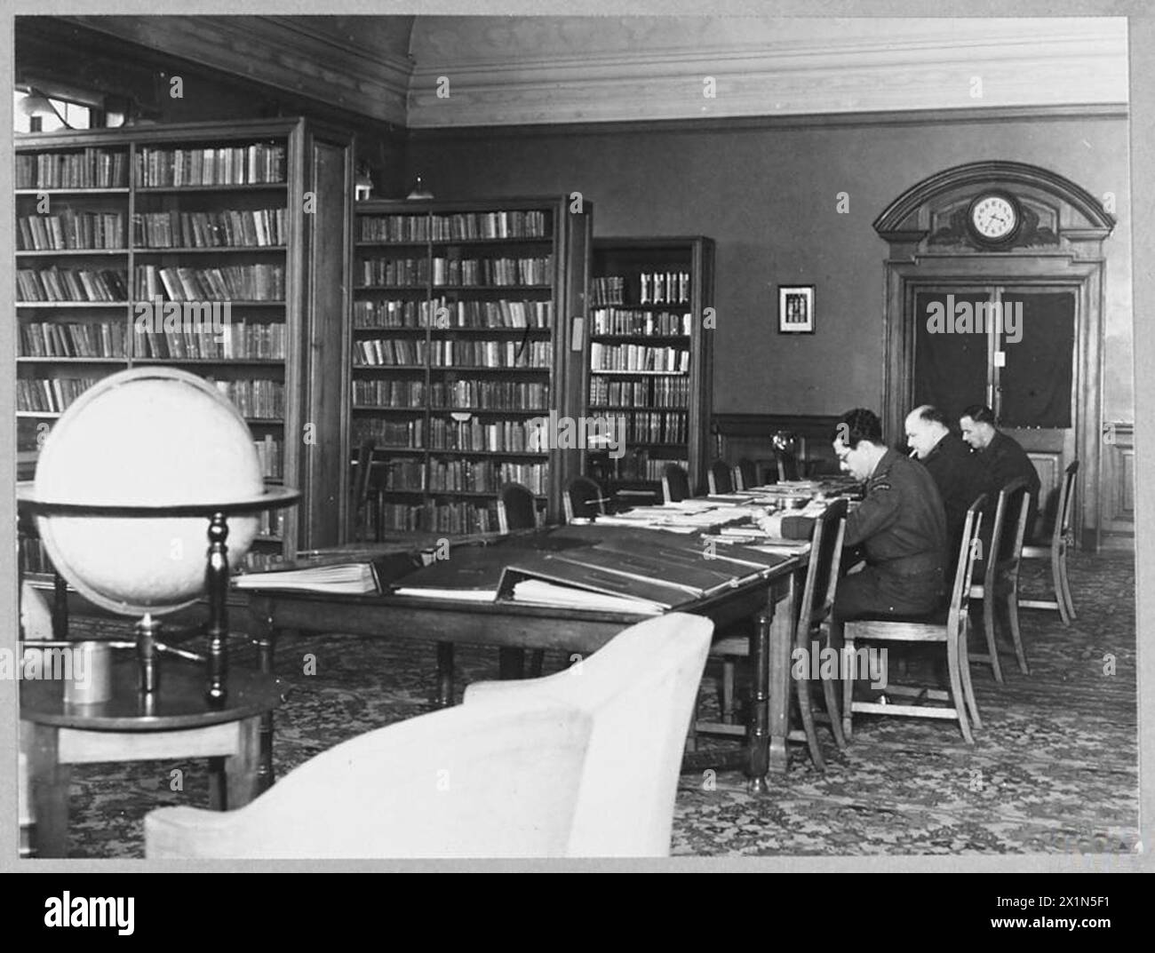 LE COLLÈGE ROYAL AIR FORCE, CRANWELL - 14590 photo (publiée en 1945) montre - Une vue de la bibliothèque du Collège, Royal Air Force Banque D'Images