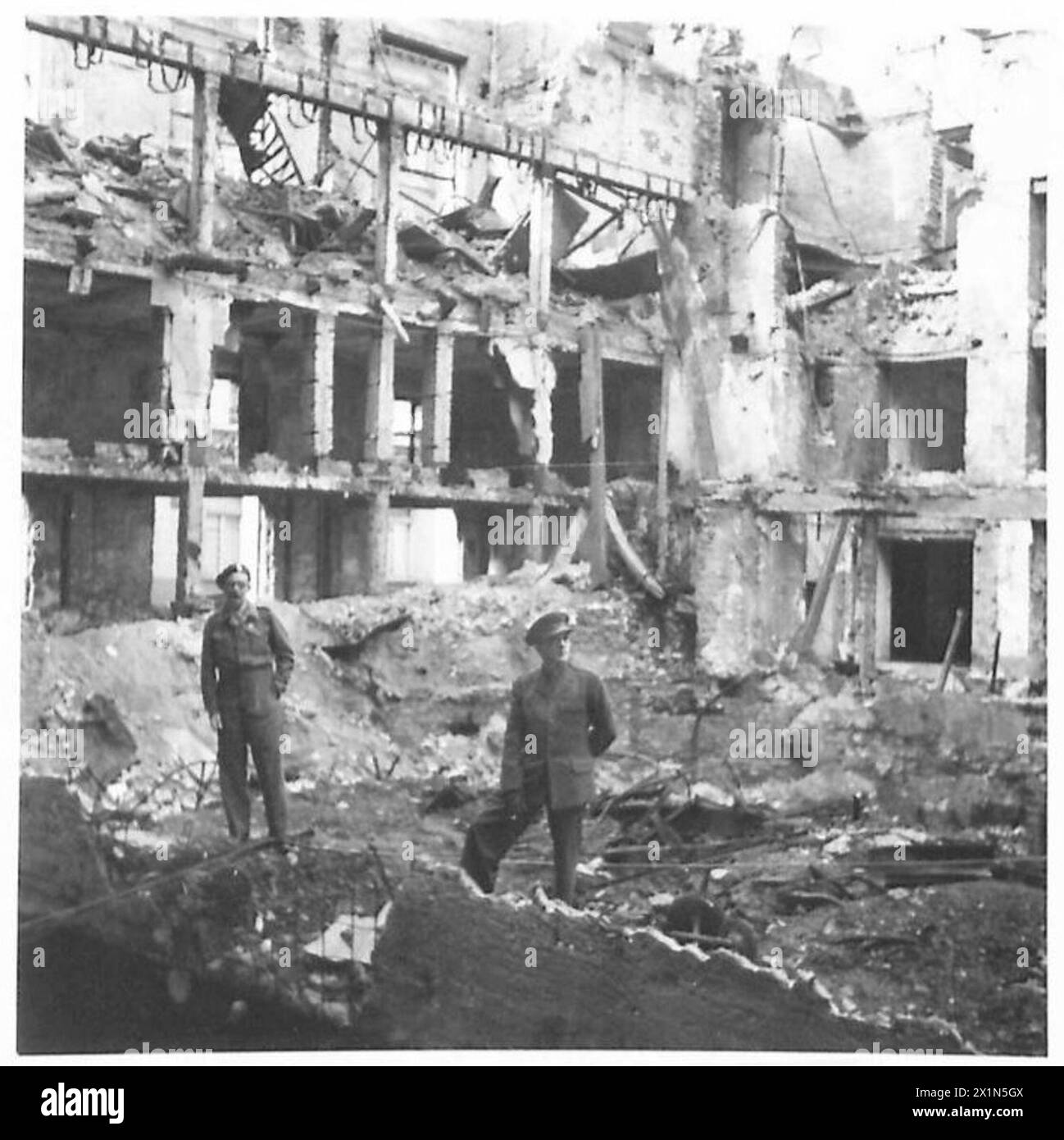 John Barbirolli examine les ruines de l'Opéra de Hambourg, aux côtés de la Sadlers Wells Opera Company, observée par l'armée britannique du Rhin. Banque D'Images