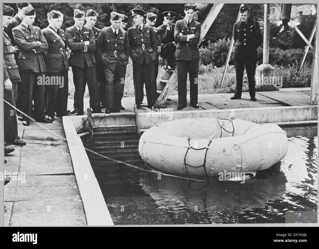 CANOT EN CAOUTCHOUC DE LA R.A.F. - [1260] entièrement gonflé le canot est stabilisé au moyen de gouttières qui se remplissent d'eau. Les échelles sont suspendues sur les côtés pour aider l'équipage à bord de la Royal Air Force Banque D'Images
