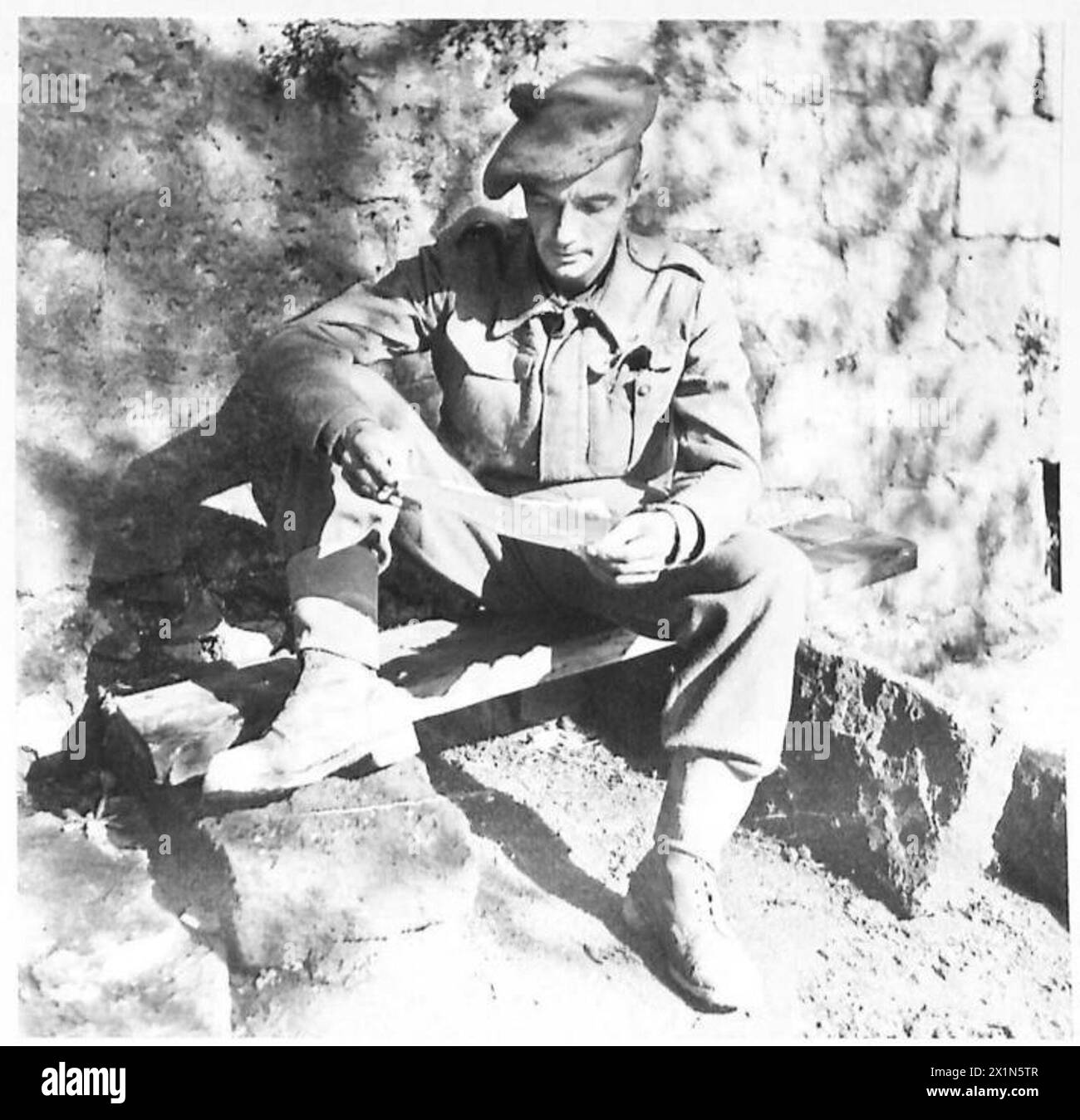 Le caporal A.P. Proctor de la 56e division, servant dans la 5e armée américaine en Italie, reçoit la médaille militaire pour des missions solitaires derrière les lignes ennemies, portant diverses armes lors de patrouilles. Banque D'Images