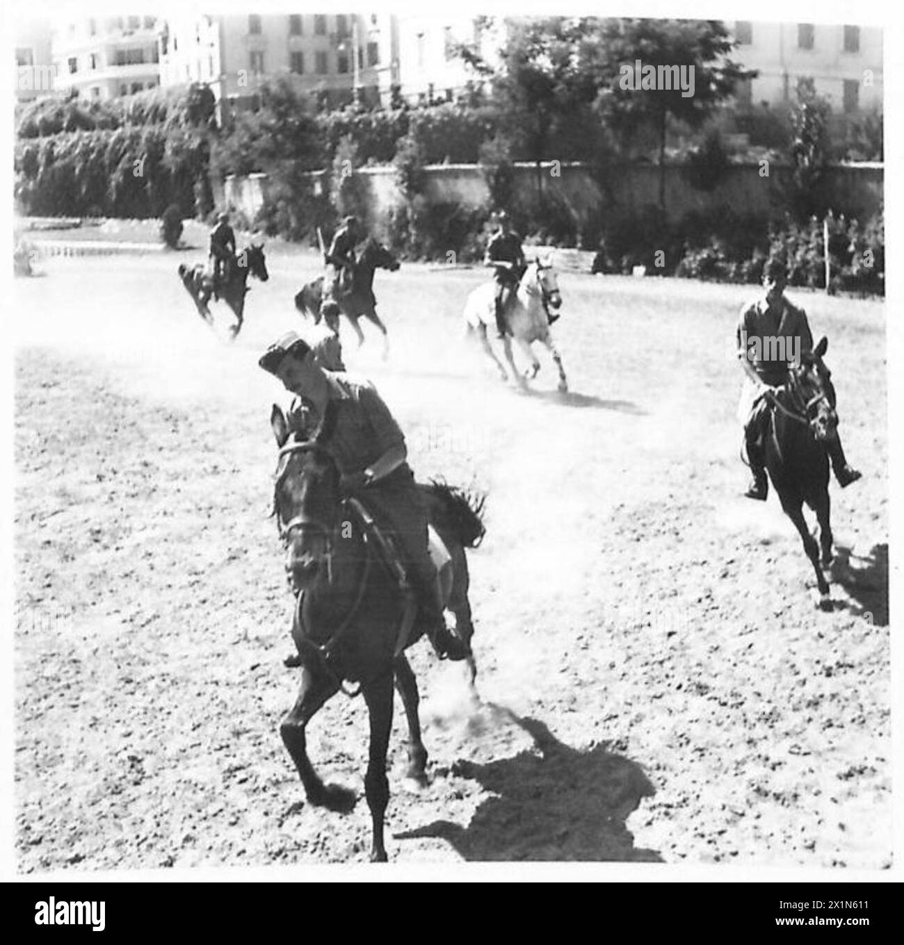 Carabiniers montés à Rome effectuant un galop, une partie des activités de l'armée britannique dans le maintien de la loi et de l'ordre en Italie. Banque D'Images