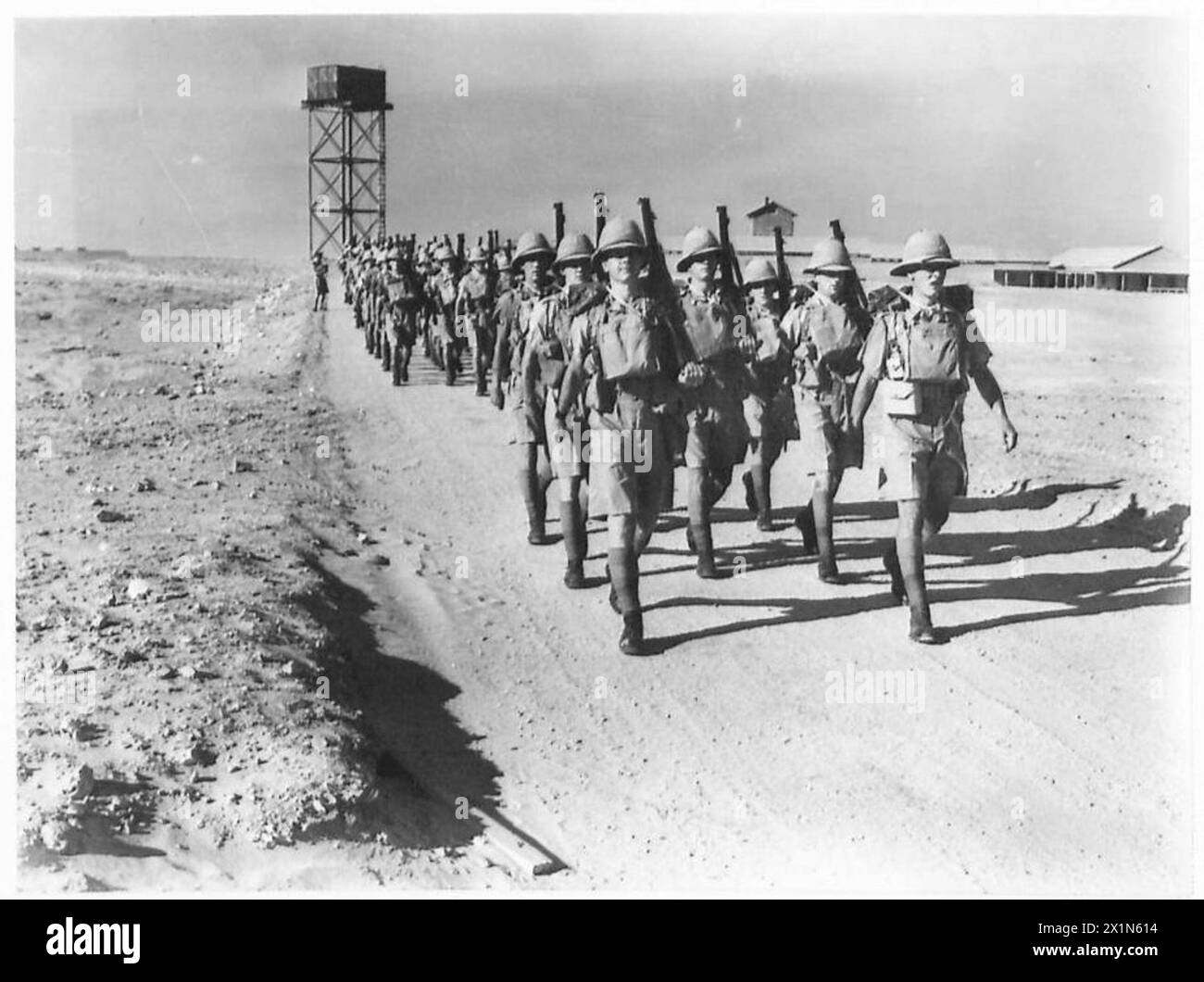 Un bataillon d'infanterie de l'armée britannique marche pendant les opérations en Égypte. Banque D'Images
