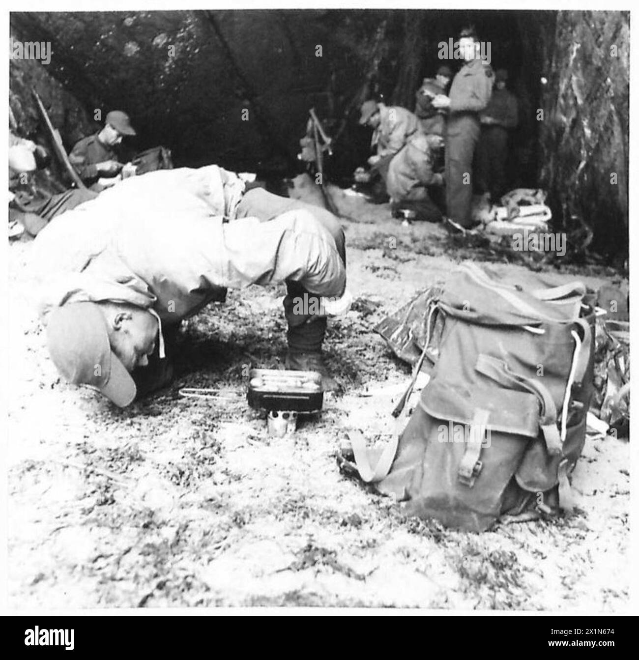 Les soldats de l'armée britannique, surnommés « les diables verts », préparent des repas à l'aide de cuisinières Tommy lors d'une pause d'entraînement ou d'opérations. Banque D'Images