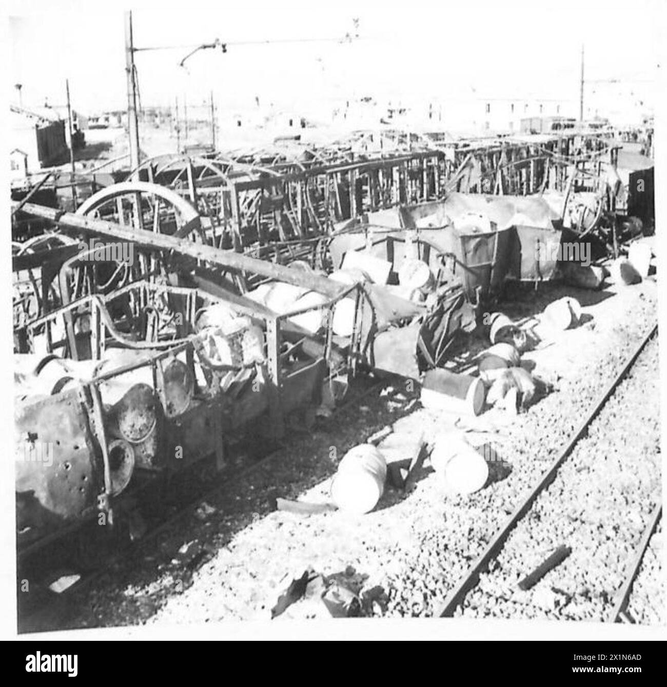 Les bombardiers du CMF ont attaqué les communications ferroviaires côtières en Italie à Vibo Valentia, détruisant des camions allemands, des avions, des moteurs d'avion, de l'essence, charbon, munitions et traverses en bois, illustrant l'impact des raids aériens en temps de guerre. Banque D'Images