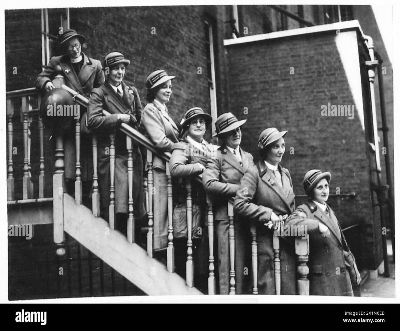 INFIRMIÈRES MILITAIRES ÉVACUÉES DE BELGIQUE - Un groupe de Sœurs du service infirmier Impérial de la Reine Alexandra. Bien que ces femmes aient été confrontées aux rigueurs du terrorisme nazi, elles conservent toujours l'esprit britannique invincible, et ce n'est que lorsque leurs patients sont ramenés en toute sécurité en Angleterre qu'elles se détendent. De gauche à droite - soeur L.M. Gutteridge de Stockton-on-Tees ; troisième à gauche - soeur Graham de Sydney ; quatrième à gauche - soeur Basham d'Australie du Sud, Armée britannique Banque D'Images