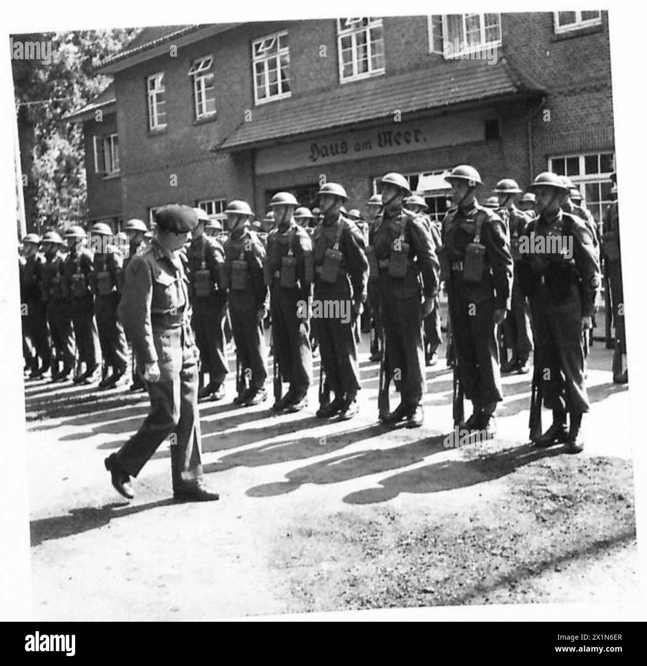 LE MARÉCHAL MONTGOMERY DÉCORE LES TROUPES CANADIENNES APRÈS SON ACCIDENT D'AVION - le C-en-C inspectant la garde d'honneur au quartier général divisionnaire et prenant le salut, British Army, 21st Army Group Banque D'Images