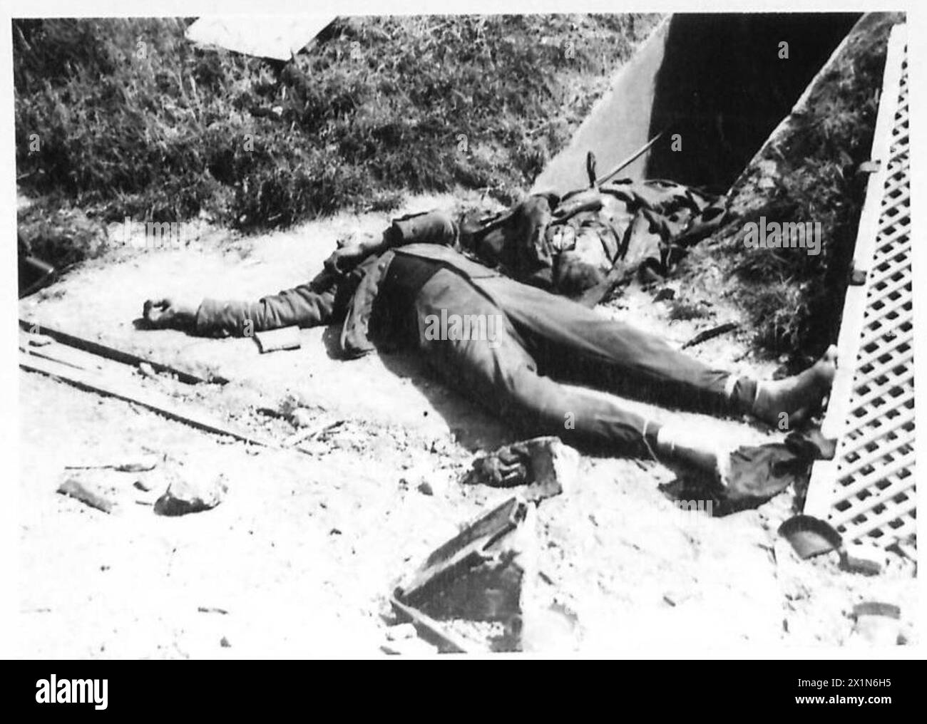 Le 8 juin 1944, les commandos de la 4e brigade de services spéciaux capturent un point fort près de Langrune-sur-mer, en Normandie, où des soldats allemands morts sont retrouvés à l'extérieur. Banque D'Images