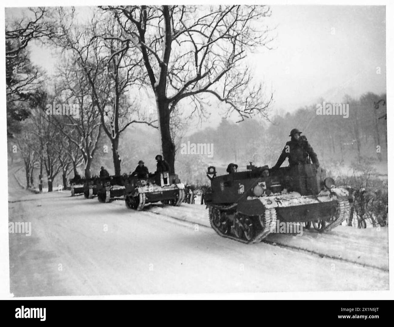 Bren Carriers du 2/5th Leicestershire Regiment opérant sur des routes gelées enneigées à Galashiels dans des conditions arctiques, armée britannique, années 1940 Banque D'Images