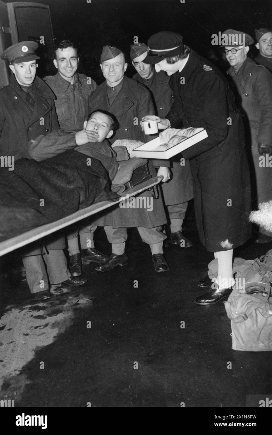 Un soldat polonais blessé de la Brigade indépendante des Carpates reçoit des rafraîchissements d'une ambulance de la Croix-Rouge sur des civières à la gare de Londres, le 25 janvier 1943, après son transfert du Front nord-africain. Banque D'Images