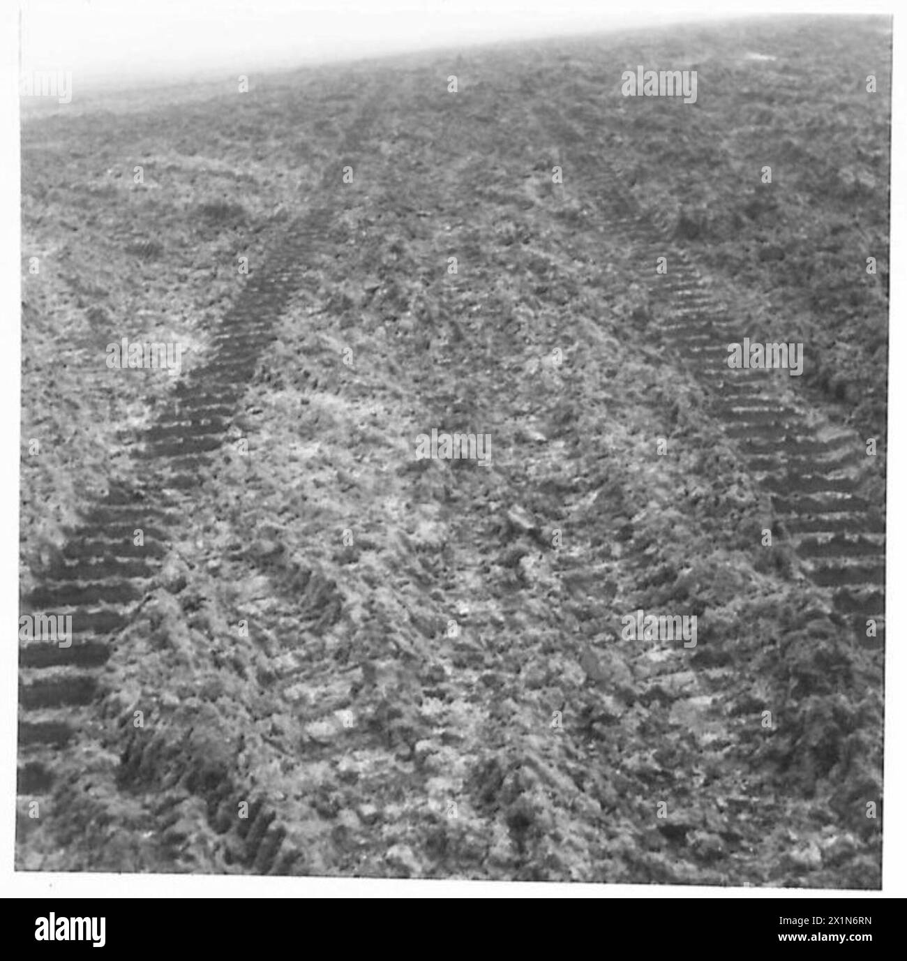 Le char Mk.II Matilda laisse une impression de piste visible au sol lors des manœuvres de l'armée britannique. Banque D'Images