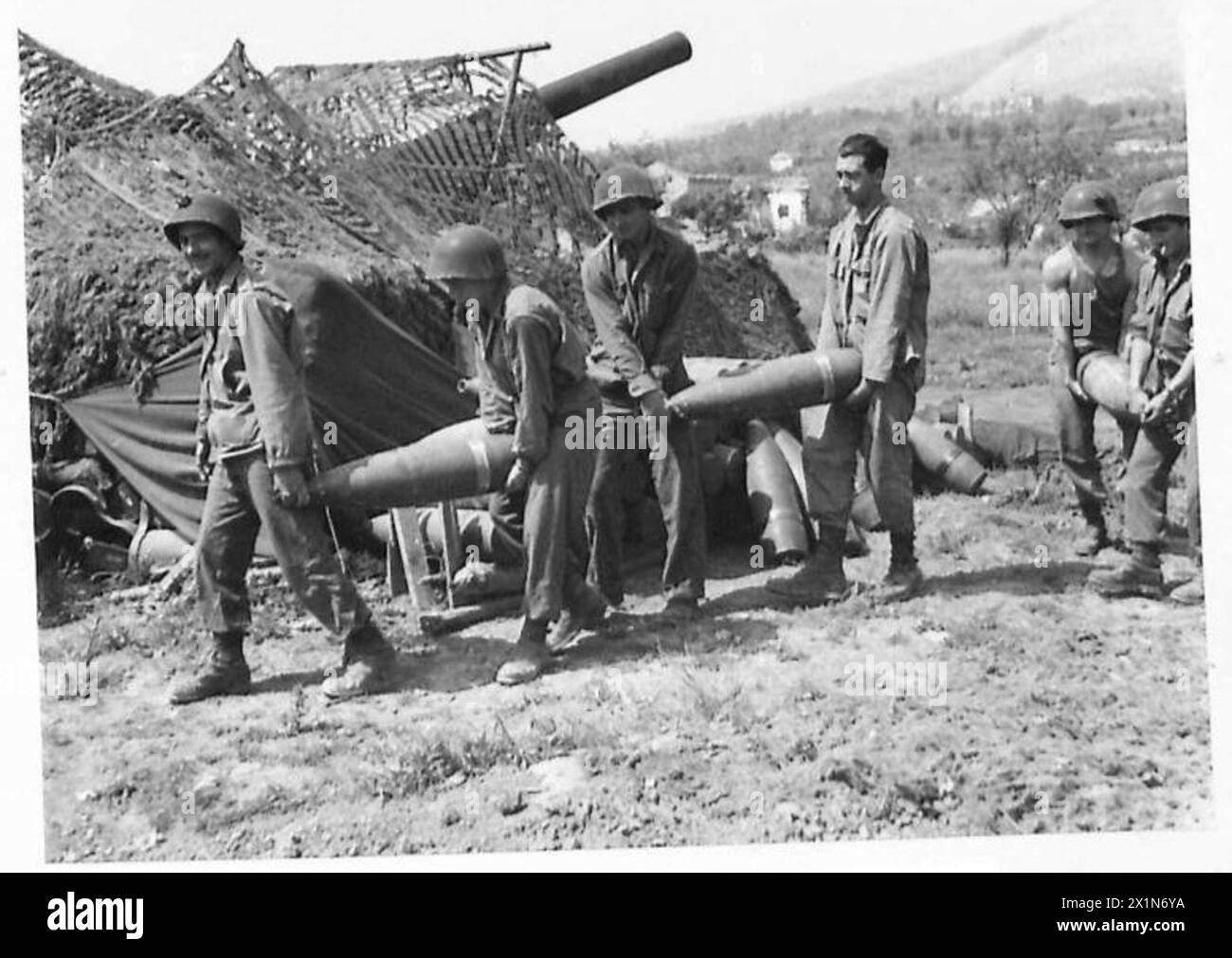 Les artilleurs de l'American Field Regiment transportent des obus de 200 livres à leur fusil lors de l'assaut sur la ligne Gustav en Italie. Banque D'Images
