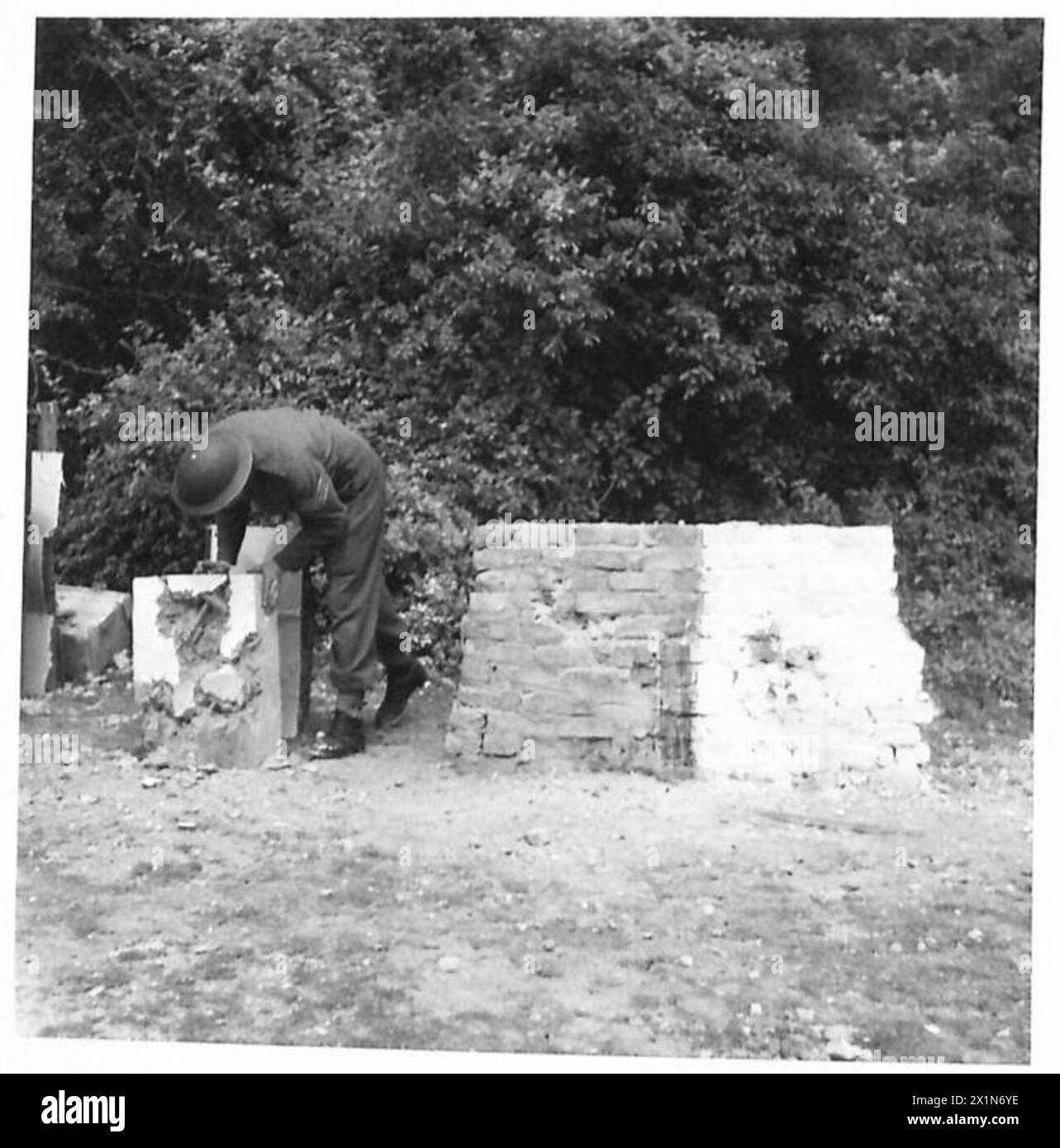 Les cibles sont montrées après des exercices de tir dans une école de formation de la Home Guard, démontrant le tir et l'entraînement aux armes pour le personnel de l'armée britannique. Banque D'Images