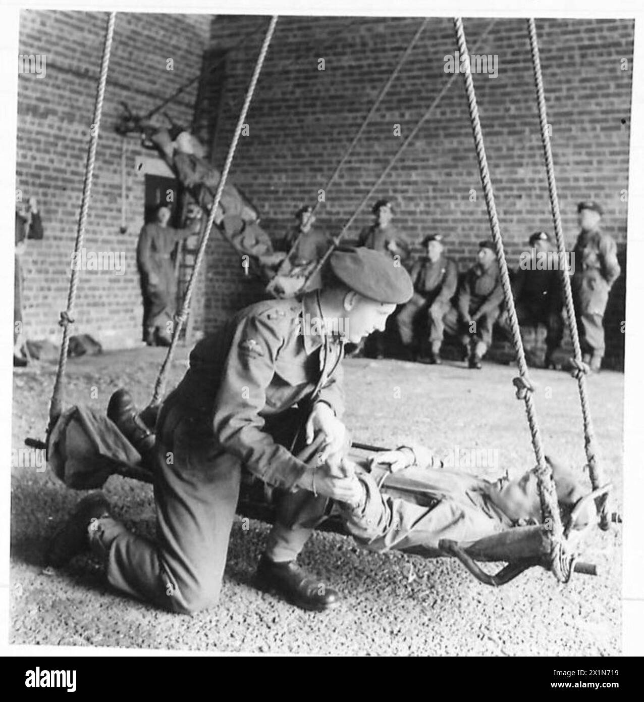 PARACHUTISTES EN FORMATION - ils doivent être des hommes super en forme. Test du mal de l'air par le médecin parachutiste. Une recrue est examinée après 20 minutes de balancement continu sur un balancement élevé. Prise au camp de Hardwick, près de Chesterfield, armée britannique Banque D'Images