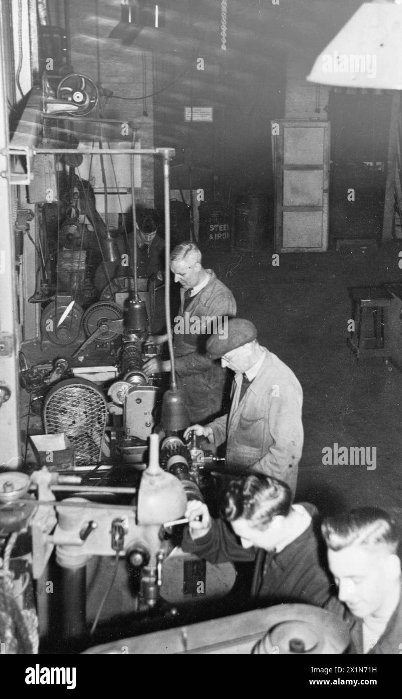 Les ouvriers tournent des armatures sur des tours centraux de 4 1/2 pouces à Charles Howson and Co., Liverpool, mars 1945, contribuant à la production de composants de navires. Banque D'Images