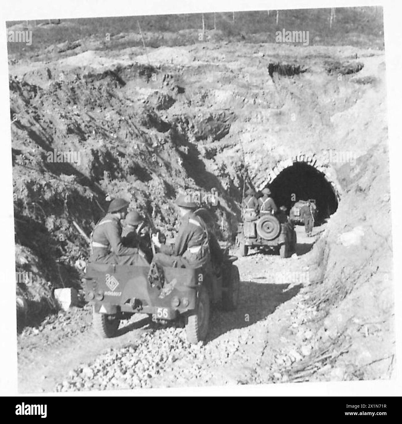 L'infanterie et un train Jeep entrent dans un tunnel de 2 miles vers une ville de première ligne en Italie. Le transport reste dans le tunnel jusqu'à la nuit pour éviter l'observation de l'ennemi, l'armée britannique. Banque D'Images
