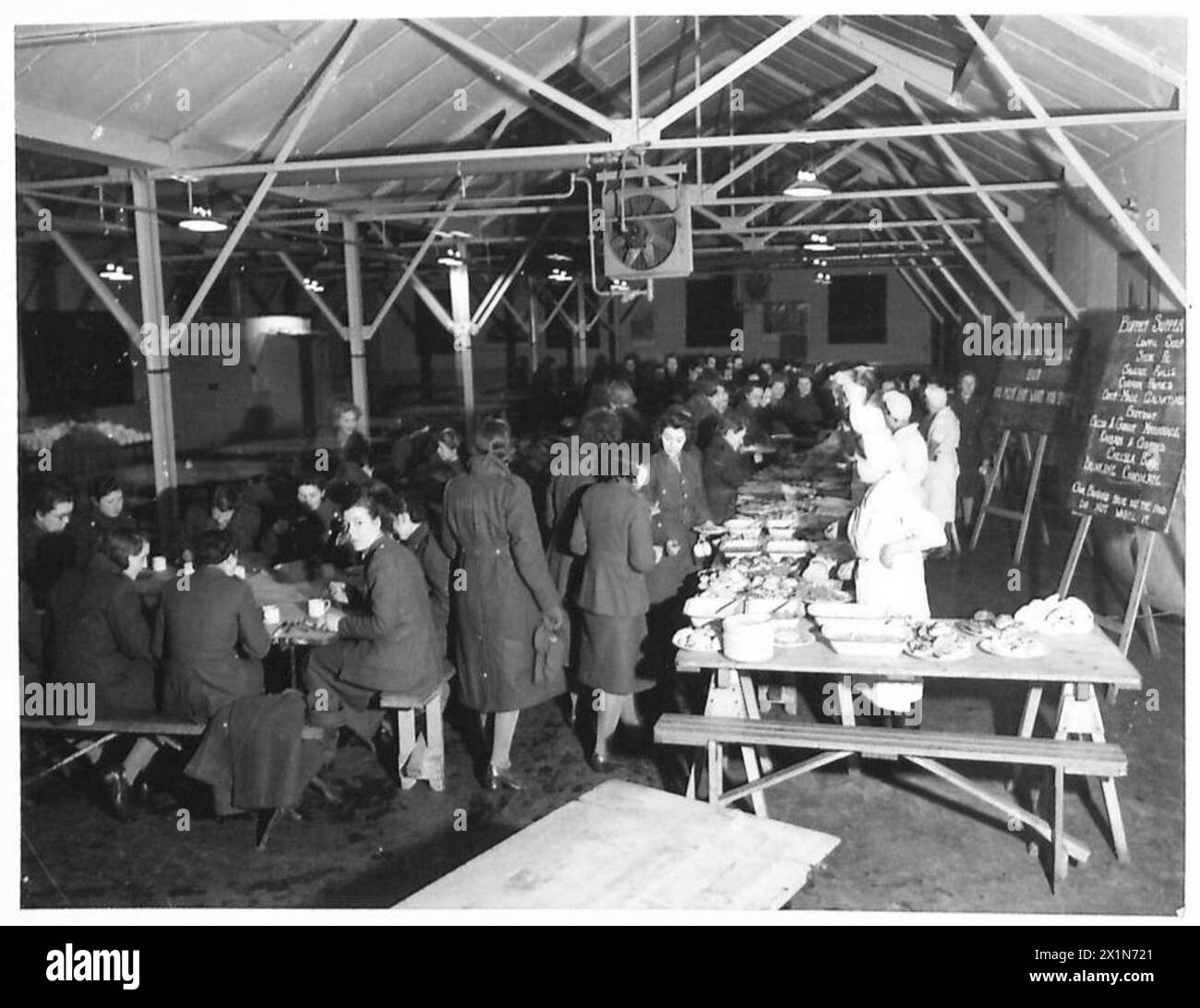 Un buffet est en opération fournissant de la nourriture pour les soldats de l'armée britannique. Banque D'Images