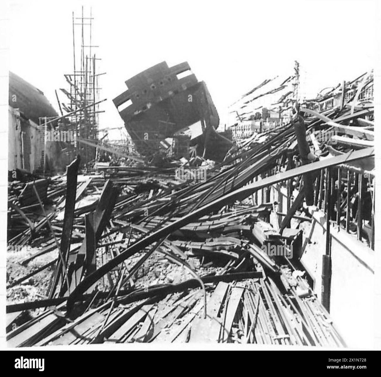 Un bateau en construction est endommagé et détruit par une explosion de bombes lors d'opérations impliquant la 8e armée britannique. Banque D'Images