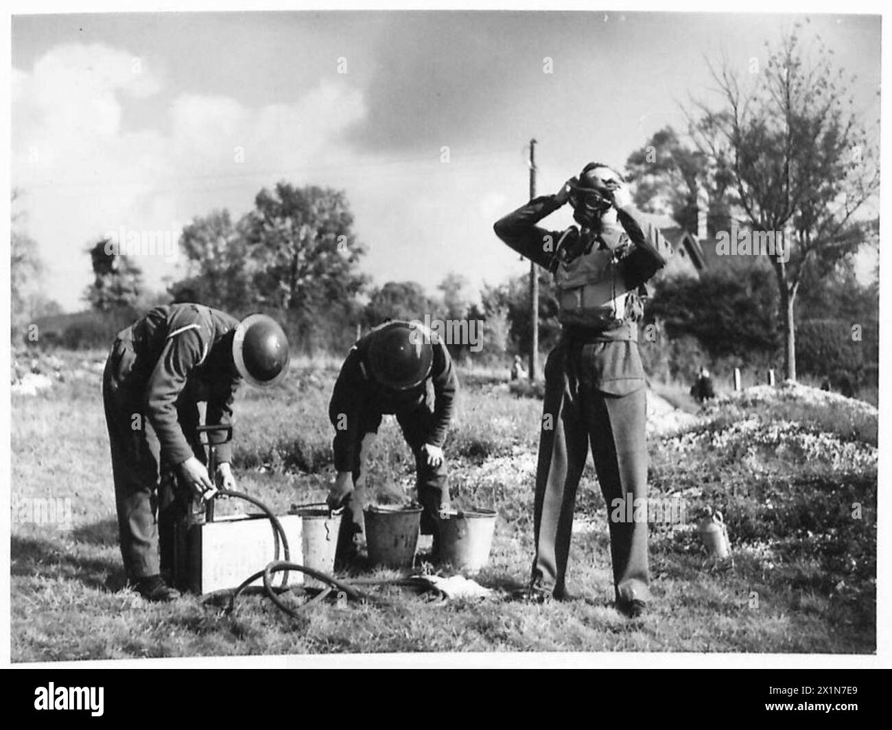 Le soldat Langley s'entraîne en tant que membre d'équipage de char, pratiquant la manipulation de bombes incendiaires, l'utilisation de masques à gaz et le fonctionnement de pompes à étrier dans l'armée britannique. Banque D'Images