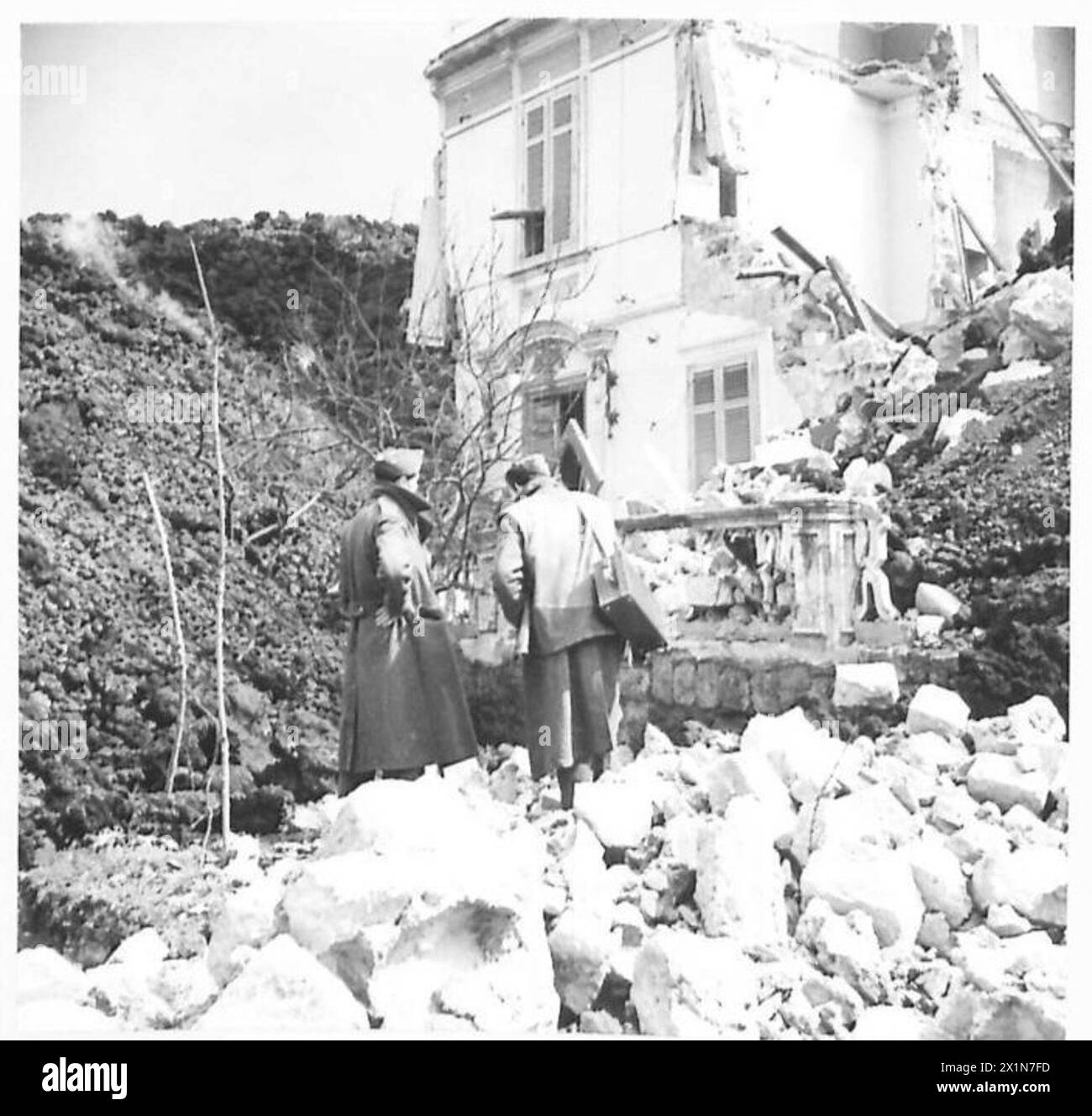 Un bâtiment scolaire est détruit par une coulée de lave du Vésuve affectant deux villes dans la zone de la Cinquième armée, armée britannique, Italie. Banque D'Images
