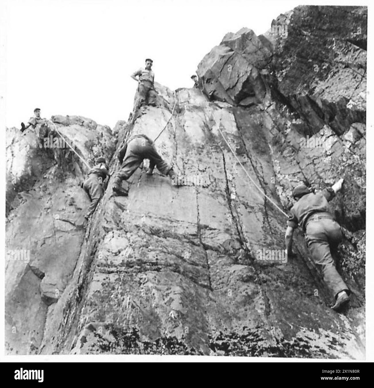 Les soldats, connus sous le nom de Green Devils, atteignent le sommet d'une falaise lors d'un exercice d'escalade, British Army. Banque D'Images