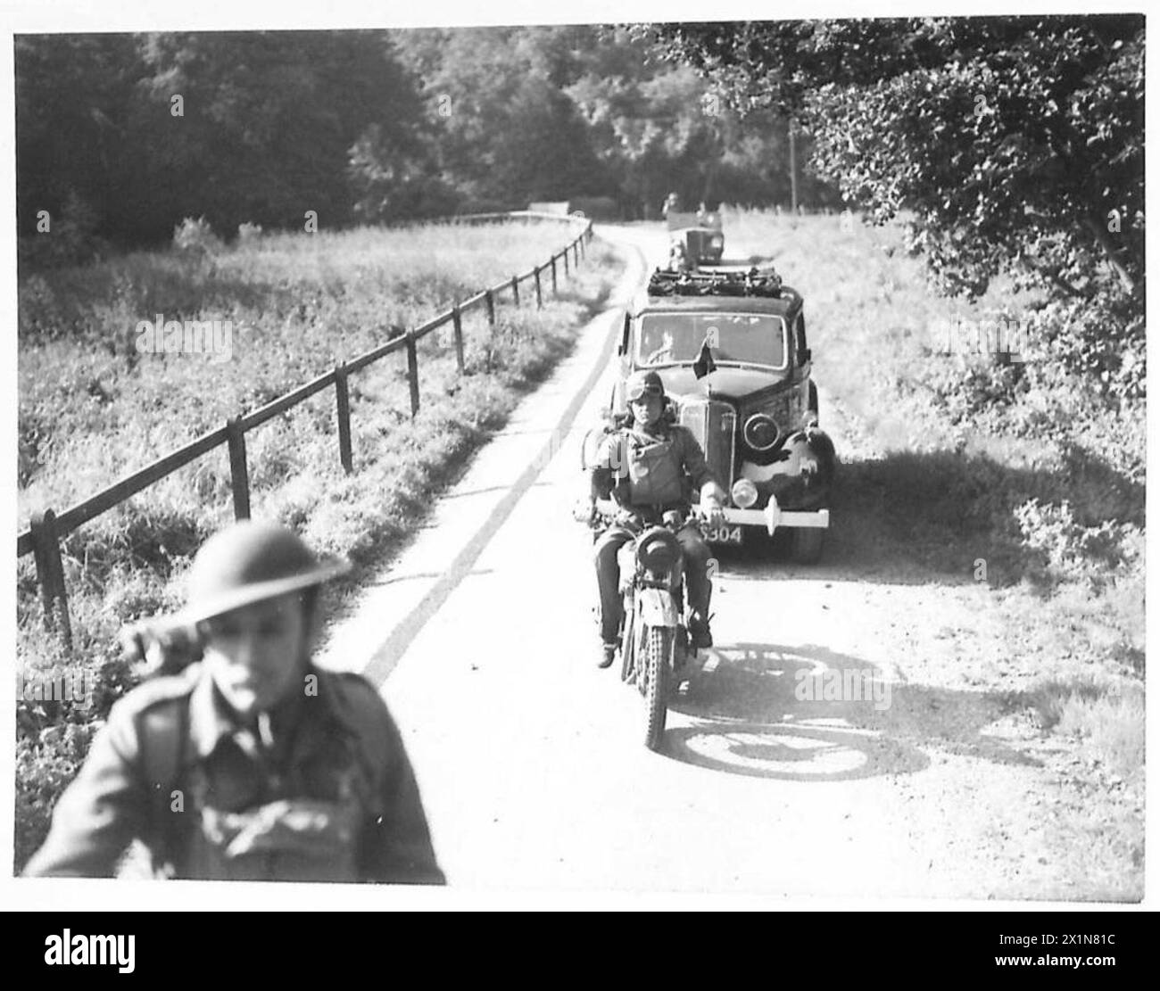 Le général Carr, commandant des forces nazies, est accompagné d'une escorte armée alors qu'il se déplace en voiture lors d'un exercice militaire. Banque D'Images