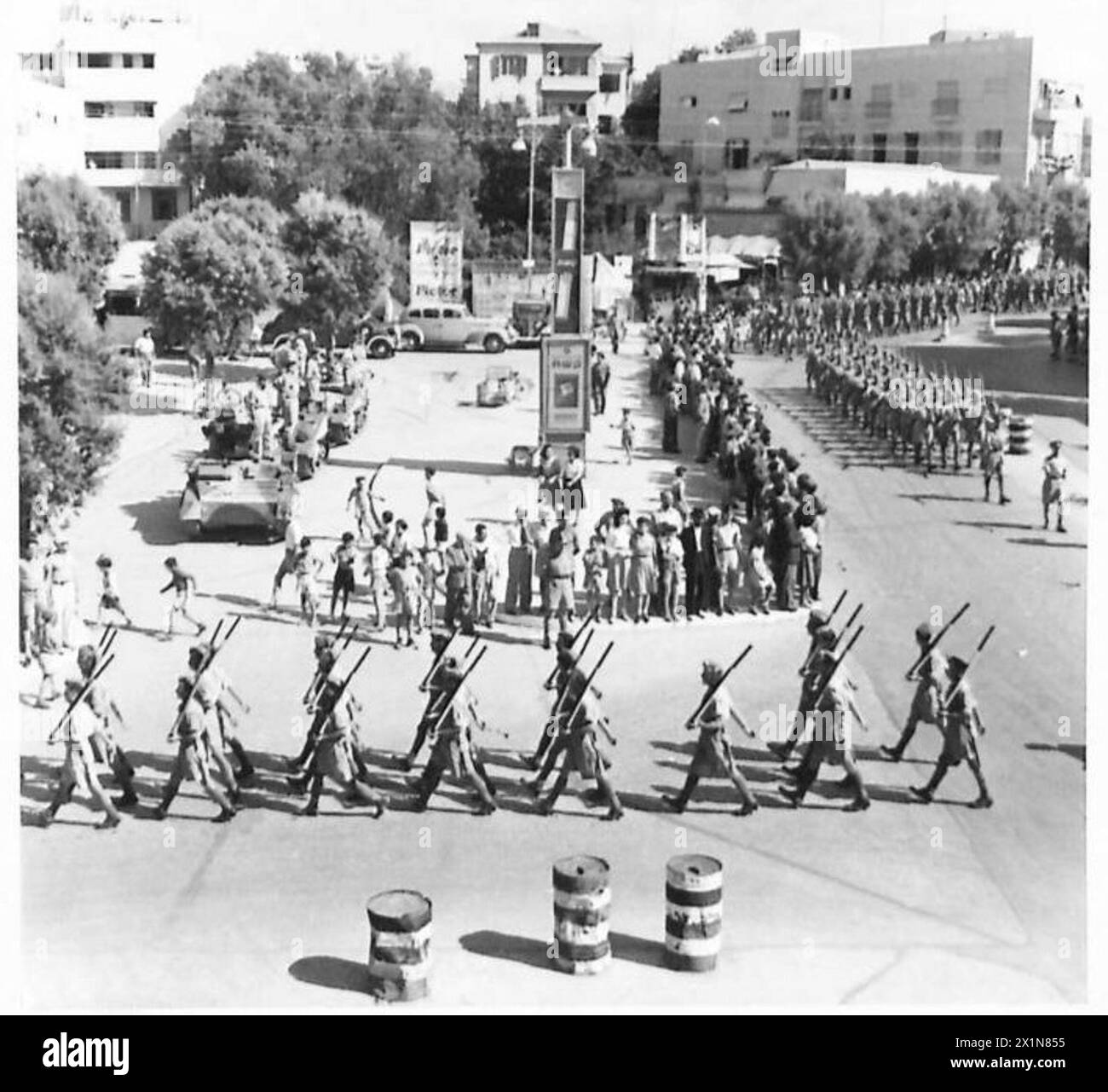 Un cortège de recrutement pour la campagne néo-zélandaise passe par la rue principale d'une ville, démontrant les efforts d'enrôlement de l'armée britannique. Banque D'Images