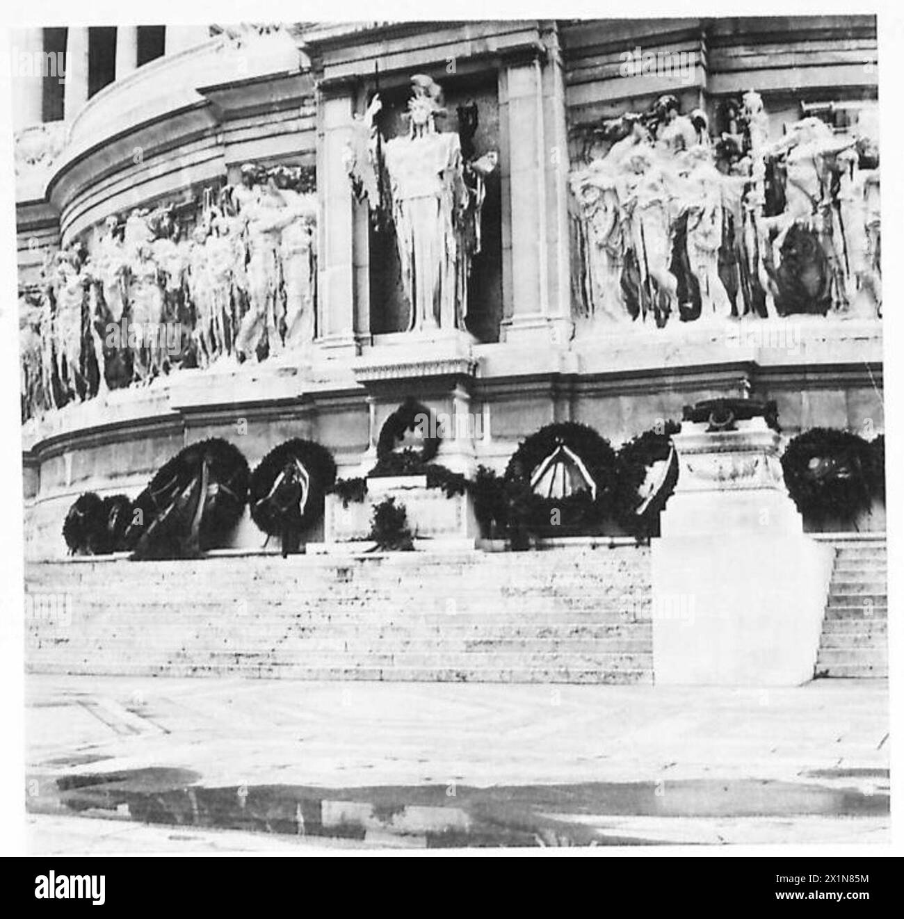 Des couronnes honorant les morts des guerres mondiales I et II sont exposées sur les marches du monumental Victor Emmanuel, gardé par des soldats italiens, pendant le défilé du jour de l'Armistice. Banque D'Images