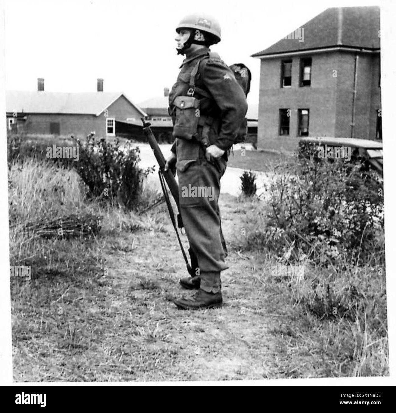 Un parachutiste de la division aéroportée est montré après l'atterrissage, entièrement équipé pour le combat, mettant en évidence l'état de préparation opérationnelle aéroportée de l'armée britannique. Banque D'Images