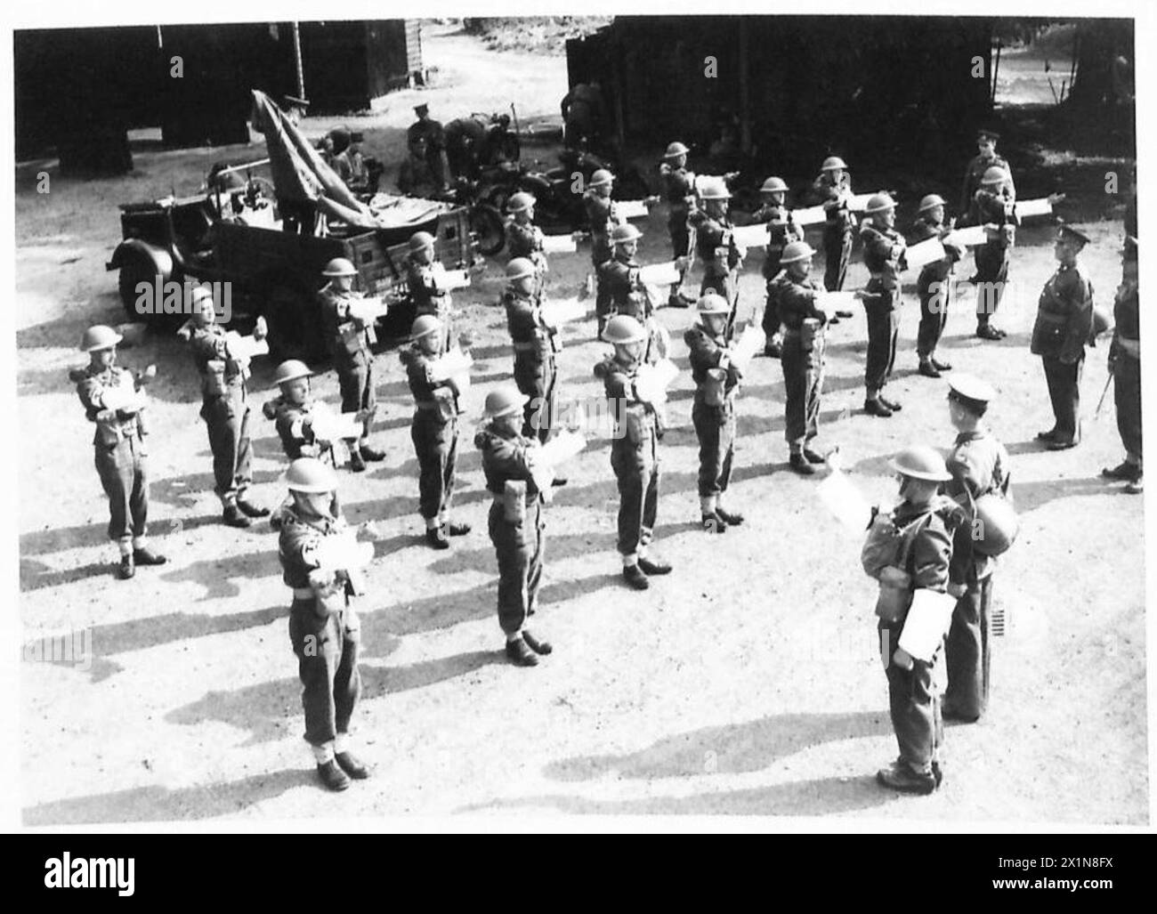 Les hommes de la nouvelle unité de l'armée de contrôle de la circulation suivent une instruction sur la reconnaissance et l'utilisation des feux de circulation pour gérer efficacement les mouvements militaires. Banque D'Images