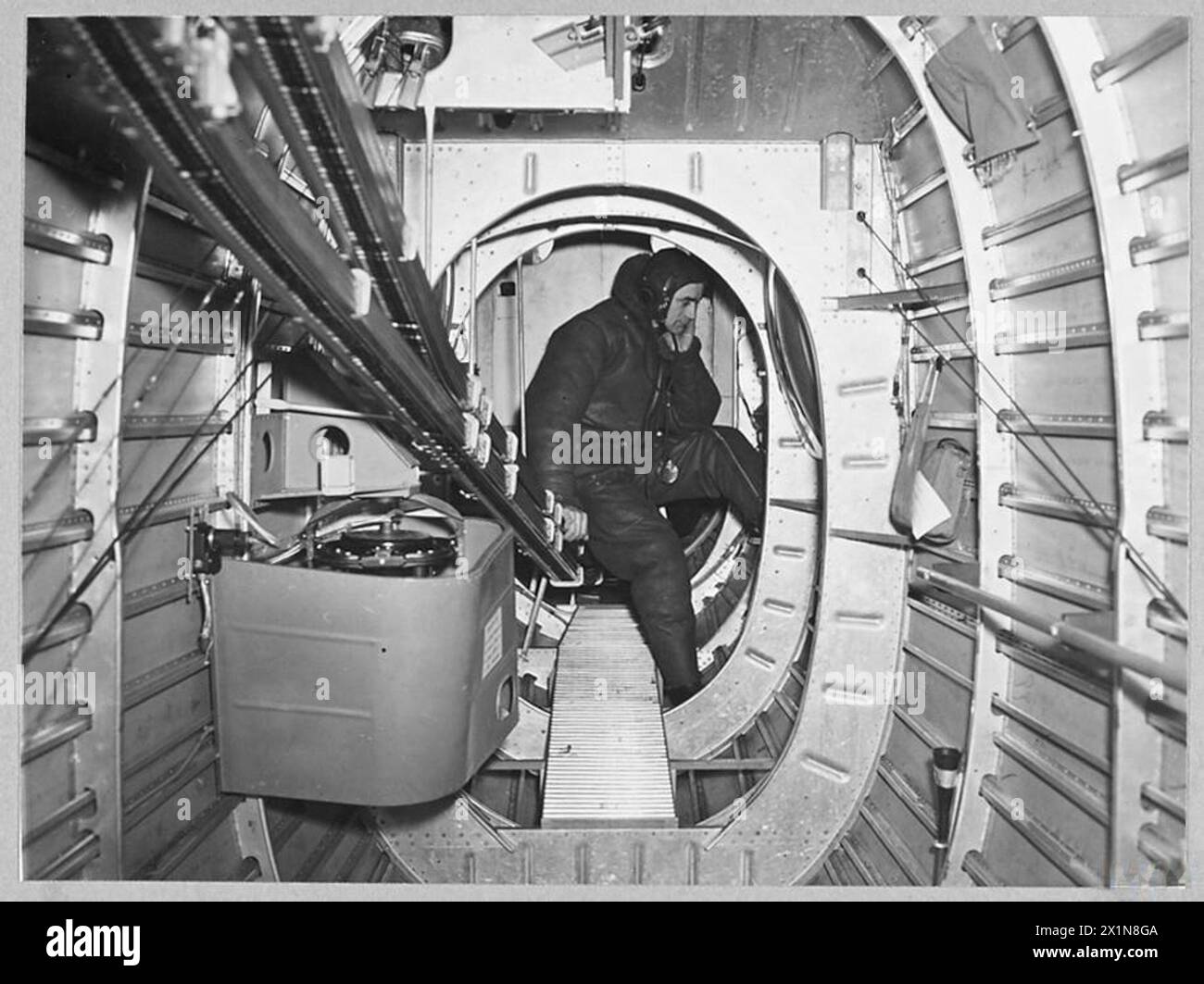VAINCRE L'ARME CLÉ DE L'ALLEMAGNE : LIBERATOR v. U-BOAT - 9576 (photo publiée en 1943) tout seul à L'arrière de la machine le mitrailleur arrière d'un Liberator en patrouille est assis hors de sa tourelle pour un repos pendant le voyage, Royal Air Force Banque D'Images