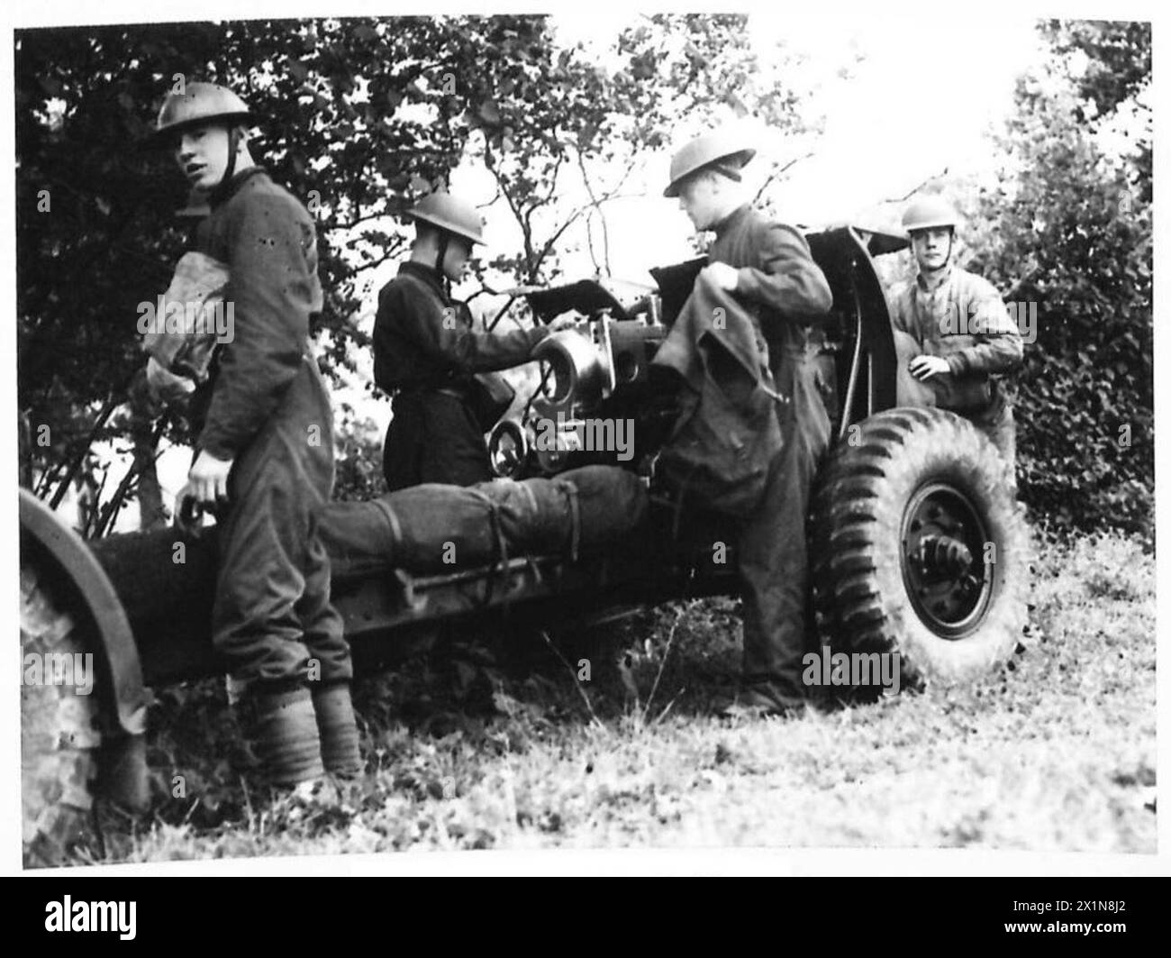 Un obusier de 6 pouces est déployé pendant les manœuvres de l'artillerie royale près de Salisbury par le personnel de l'armée britannique. Banque D'Images