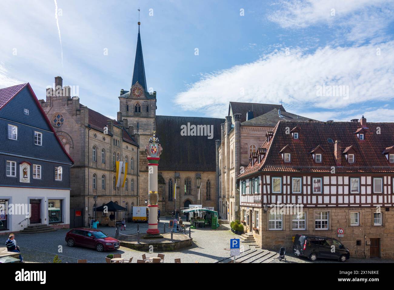 Kronach : Square Melchior-Otto-Platz, colonne d'honneur, église Jean-Baptiste à Oberfranken, haute-Franconie, Bayern, Bavière, Allemagne Banque D'Images