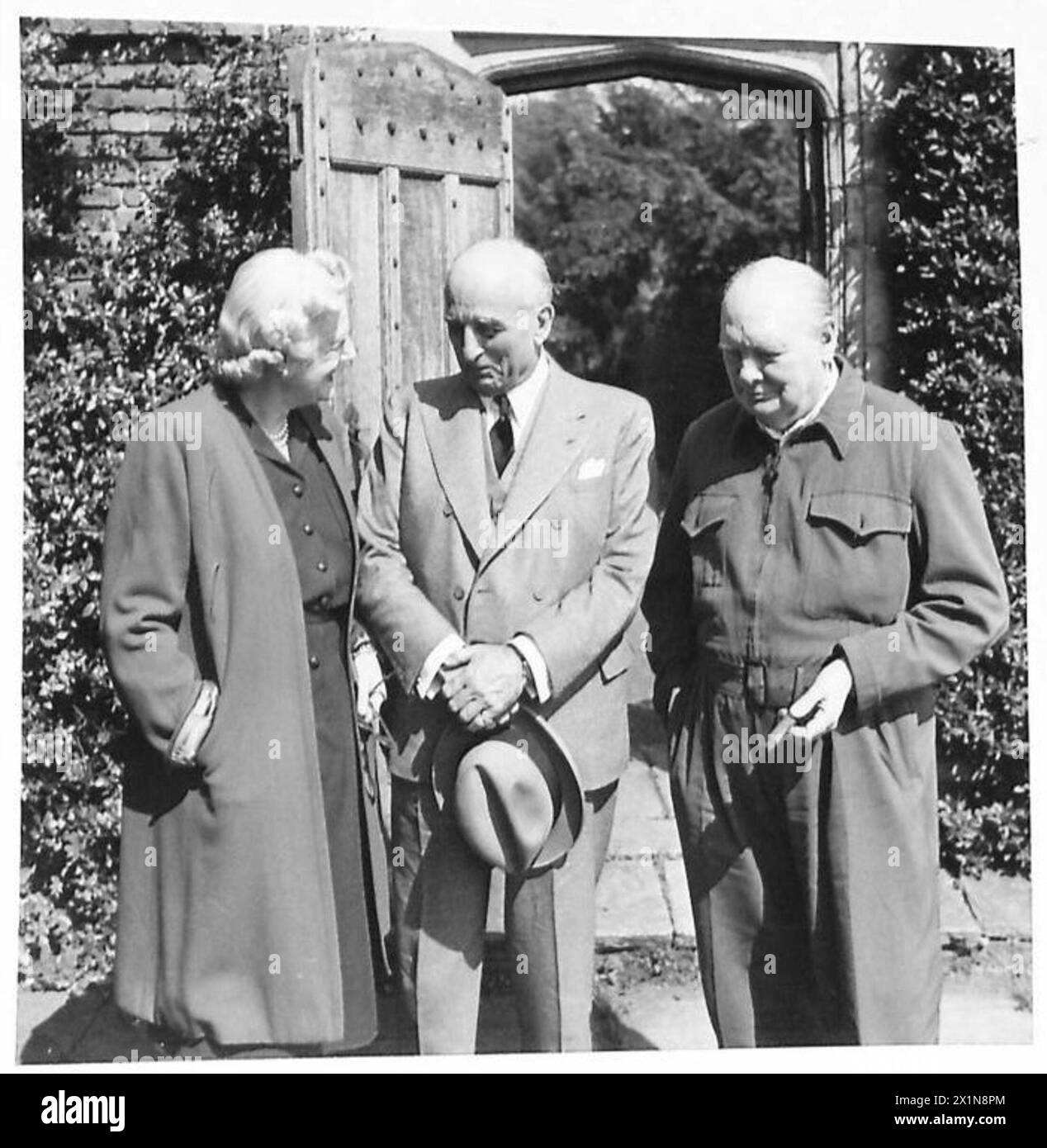 MR. JOSEPH E.DAVIES & MR. CHURCHILL À CHEQUERS - Mr. et Mrs. Churchill avec Mr. Davies, armée britannique Banque D'Images