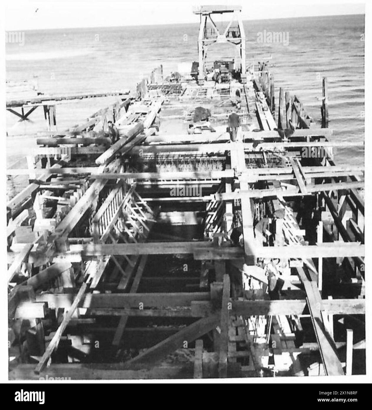 Vue générale d'un quai regardant vers le nord montrant l'avancement de la construction et le développement structurel gérés par les ingénieurs de l'armée britannique. Banque D'Images