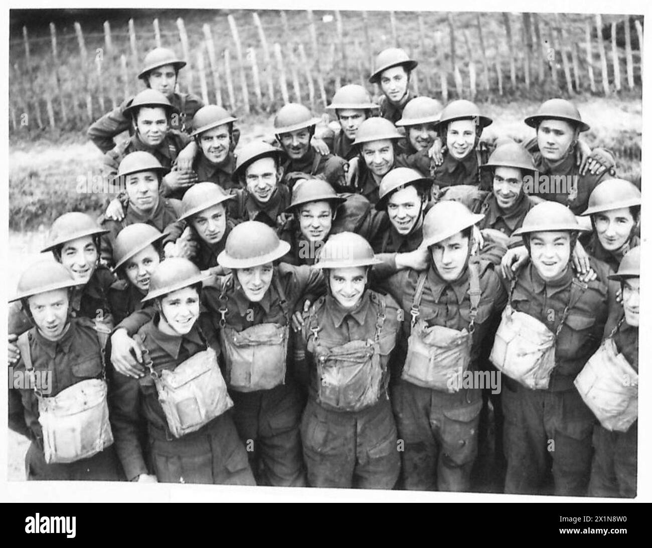 Une étude sur les artilleurs de Terre-Neuve, qui faisaient partie de l'armée britannique pendant la seconde Guerre mondiale. Le régiment participe à diverses campagnes, mettant en valeur son rôle et ses contributions. Banque D'Images