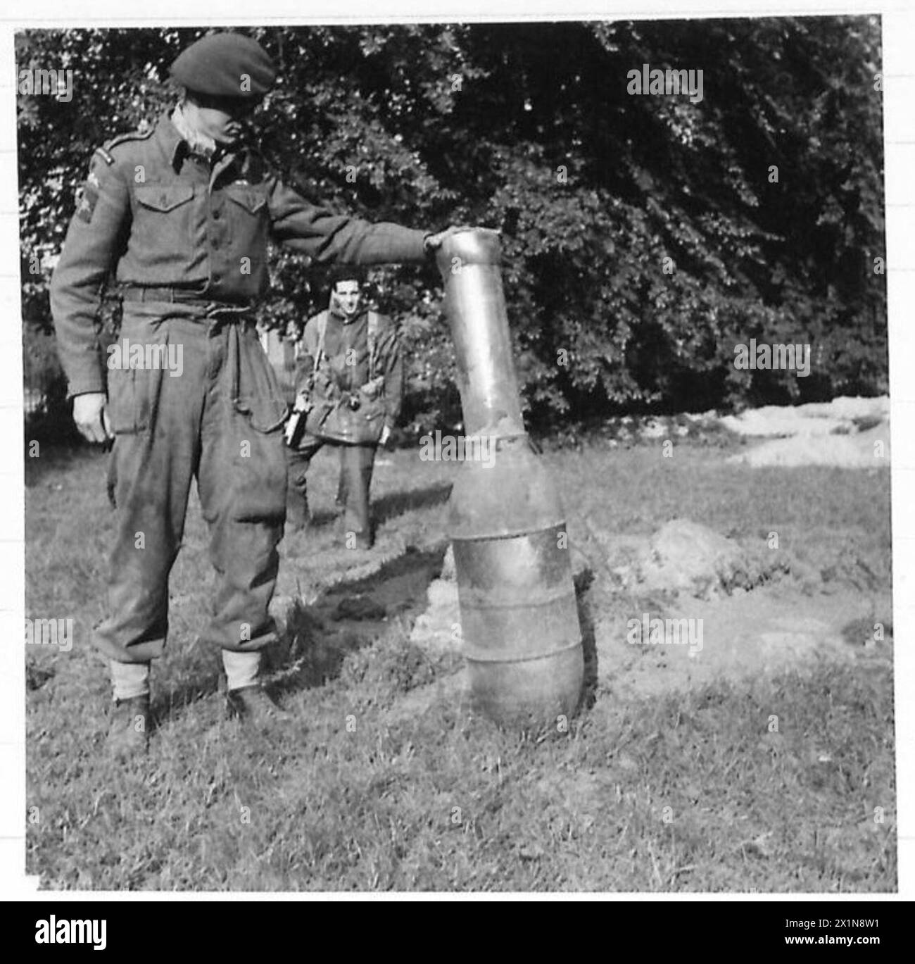 OPÉRATION 'MARKET GARDEN' - LA BATAILLE D'ARNHEM, SEPTEMBRE 1944 - un officier des signaux aéroportés tenant un projectile de roquette ennemi, qui est tombé à l'extérieur du QG divisionnaire et n'a pas explosé, Banque D'Images