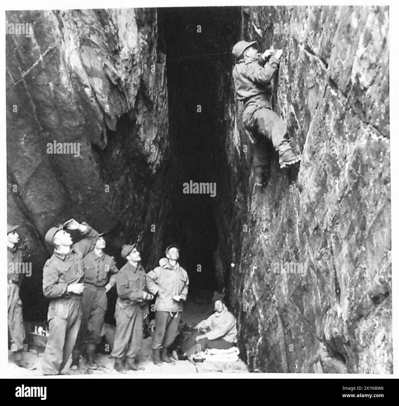 Le personnel de l'armée britannique, surnommé les « Devils verts », continua les exercices d'escalade pendant les pauses, maintenant l'entraînement et la préparation opérationnelle. Banque D'Images