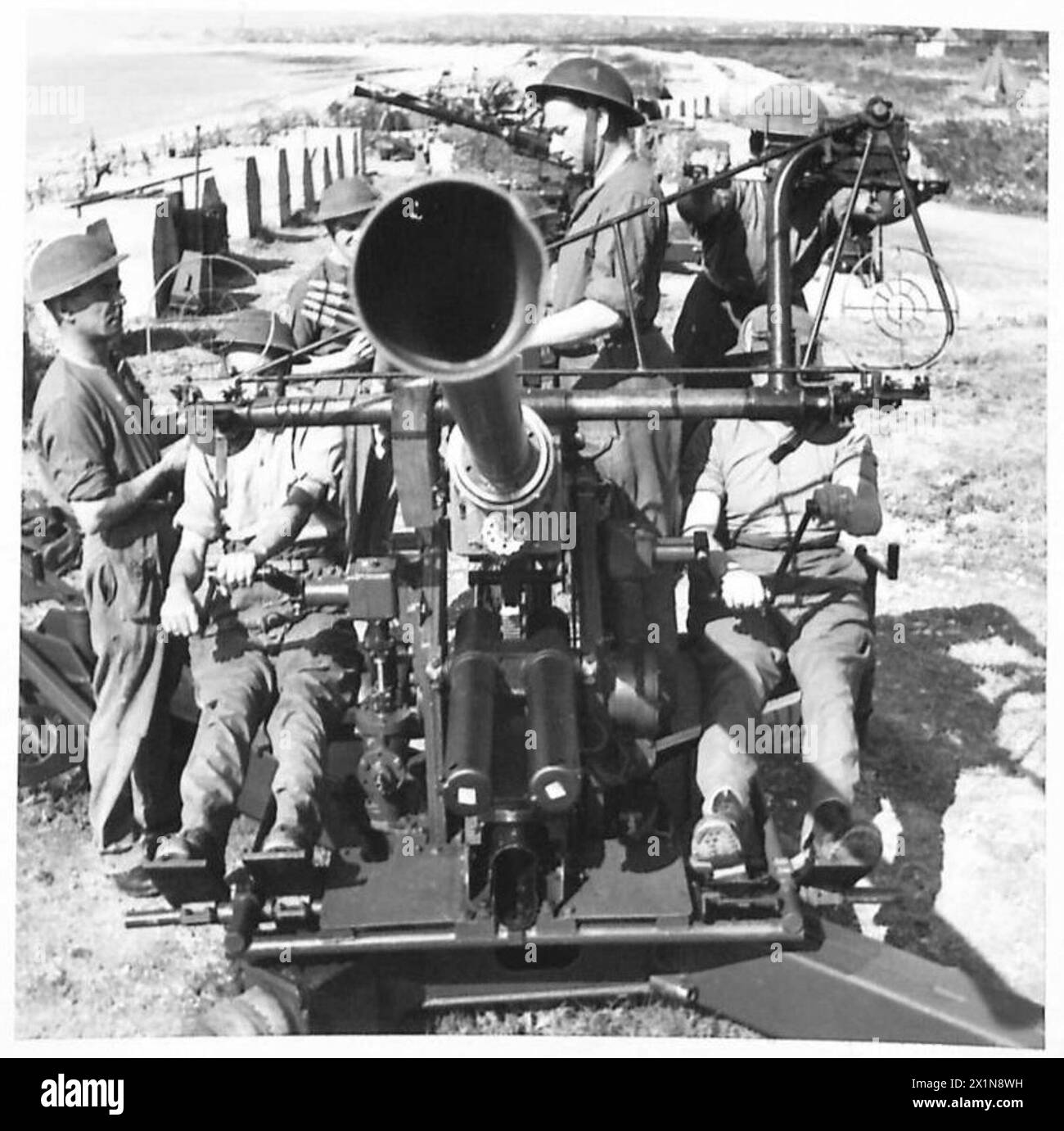 L'équipage des canons anti-aériens de Bofors se prépare à l'action contre les bombes volantes sur la côte sud, y compris des artilleurs et des bombardiers de divers emplacements britanniques sous la supervision de l'armée britannique. Banque D'Images