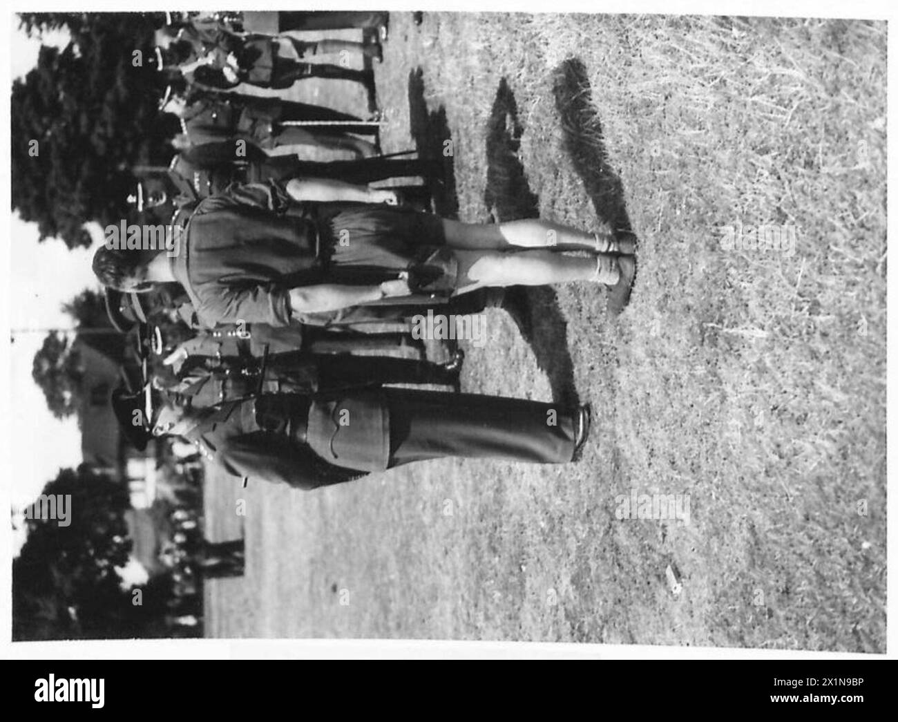 Sa Majesté le Roi s'entretient avec un soldat de la Garde galloise lors d'un exercice de l'armée britannique. Banque D'Images
