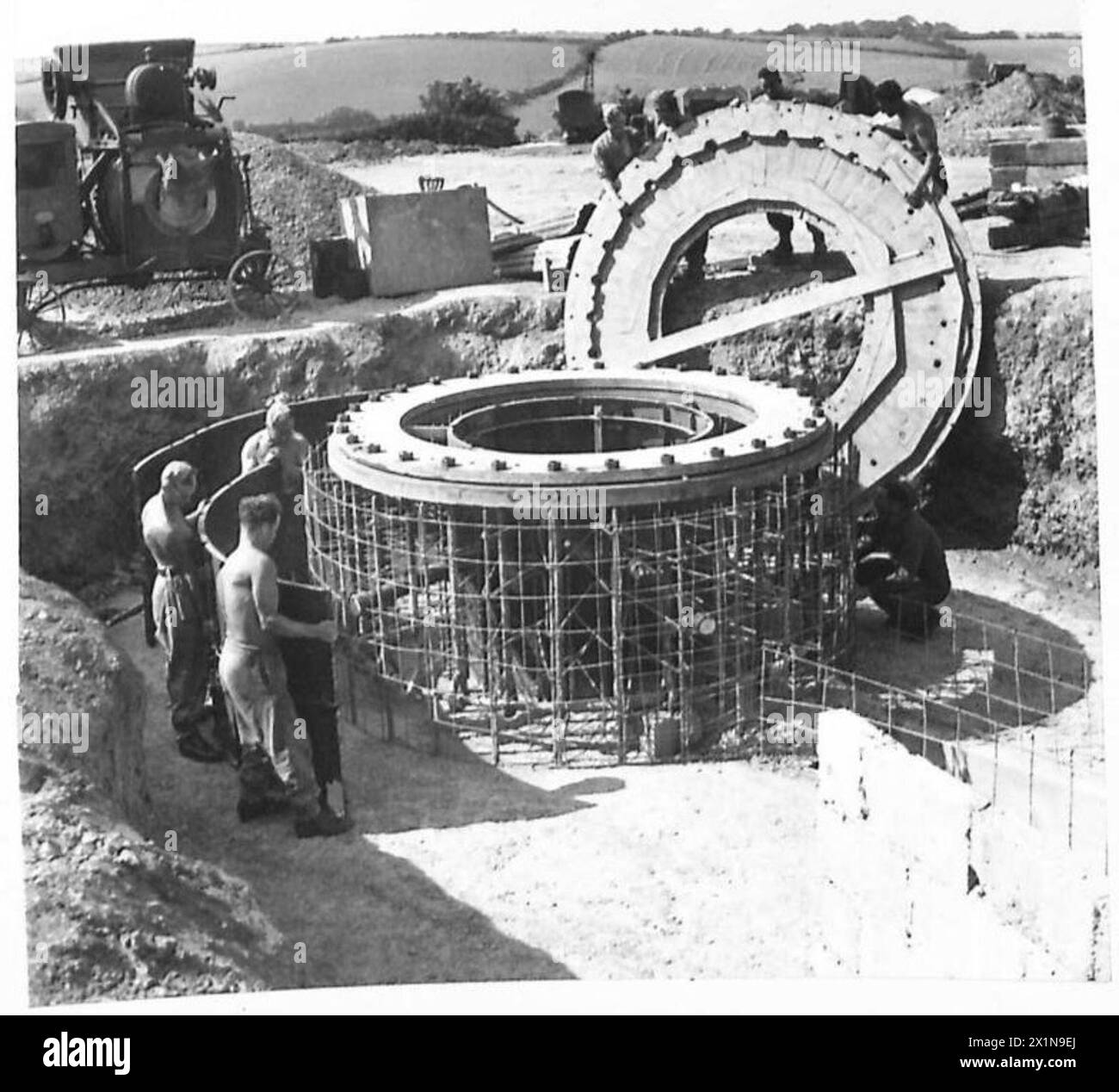 Le personnel du British Army anti-Aircraft Command accomplit la mission spéciale numéro 4, qui consistait à fixer des tôles d'acier extérieures à l'aide d'un gabarit pendant les opérations d'entraînement ou de préparation. Banque D'Images