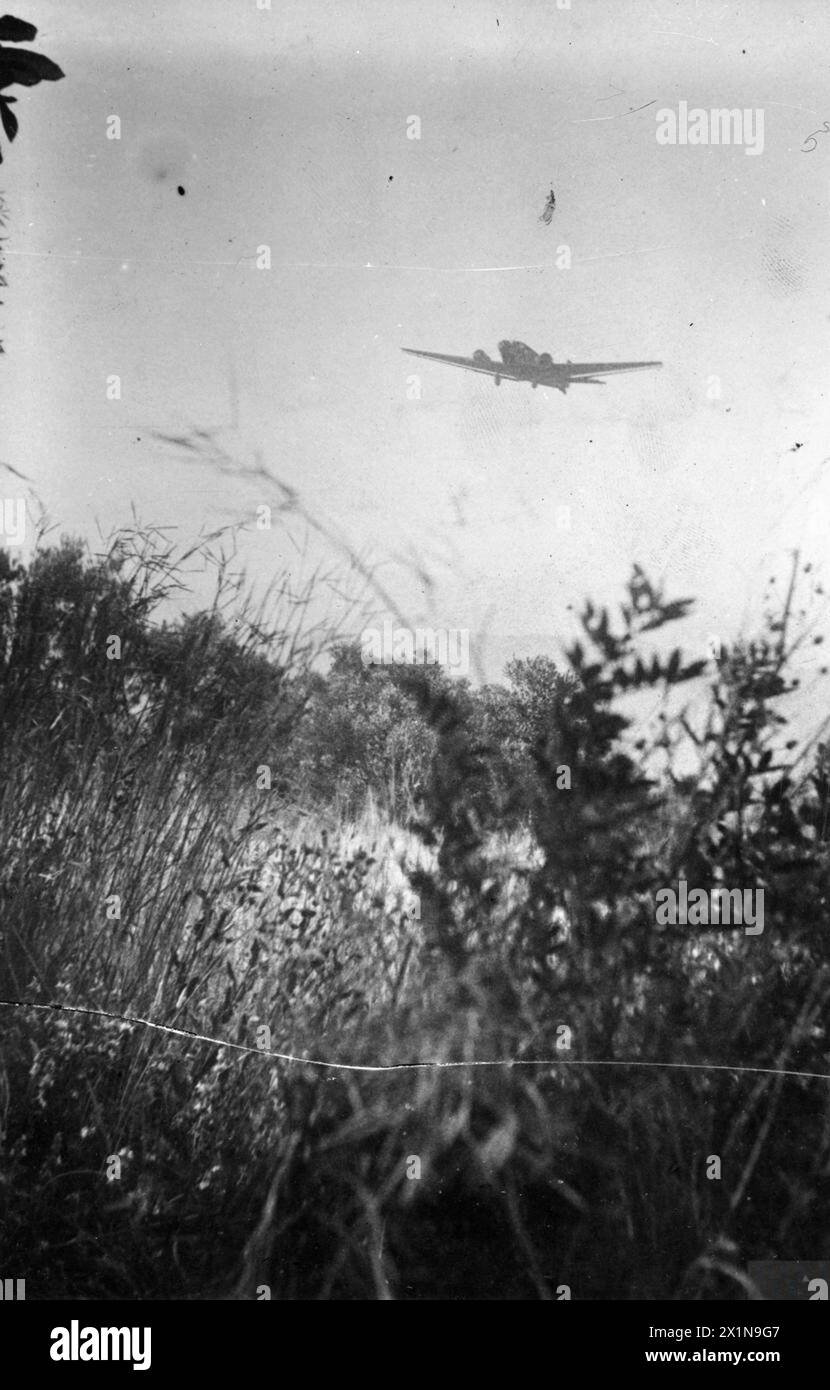 LA BATAILLE POUR LA CRÈTE, MAI 1941 - Une troupe Junkers Ju 52 transportant des avions survolant l'île pendant les premières étapes de la bataille, le 20 mai 1941. Dans la soirée du 20 mai, quelque 6000 soldats allemands étaient sur l'île, le total final apporté par voie aérienne s'élevant à 22 000, l'armée de l'air allemande (troisième Reich) Banque D'Images