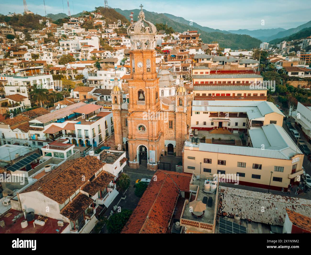 Vue de face de l'église notre-Dame de Guadalupe à Puerto Vallarta, Jalisco, Mexique au coucher du soleil en angle élevé. Banque D'Images