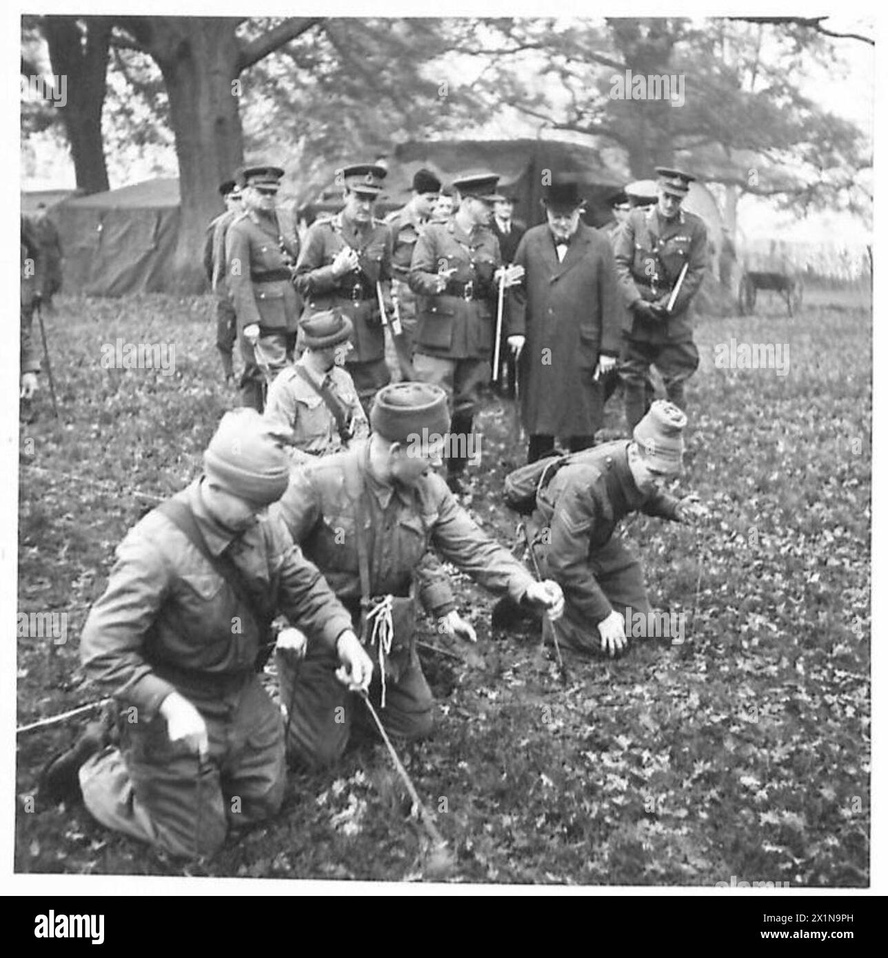 LE PREMIER MINISTRE REGARDE L'ENTRAÎNEMENT DE L'INFANTERIE - le premier ministre et les C-en-C Home Forces (Sir Bernard Paget) regardant les troupes à la recherche de mines antichar, l'armée britannique Banque D'Images