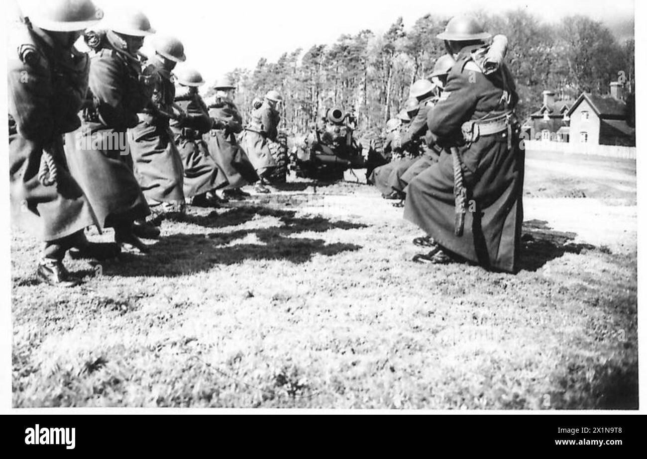 Les artilleurs transportent un obusier de 6 pouces en position pendant l'entraînement de l'armée britannique pour la vitesse et l'efficacité. Banque D'Images